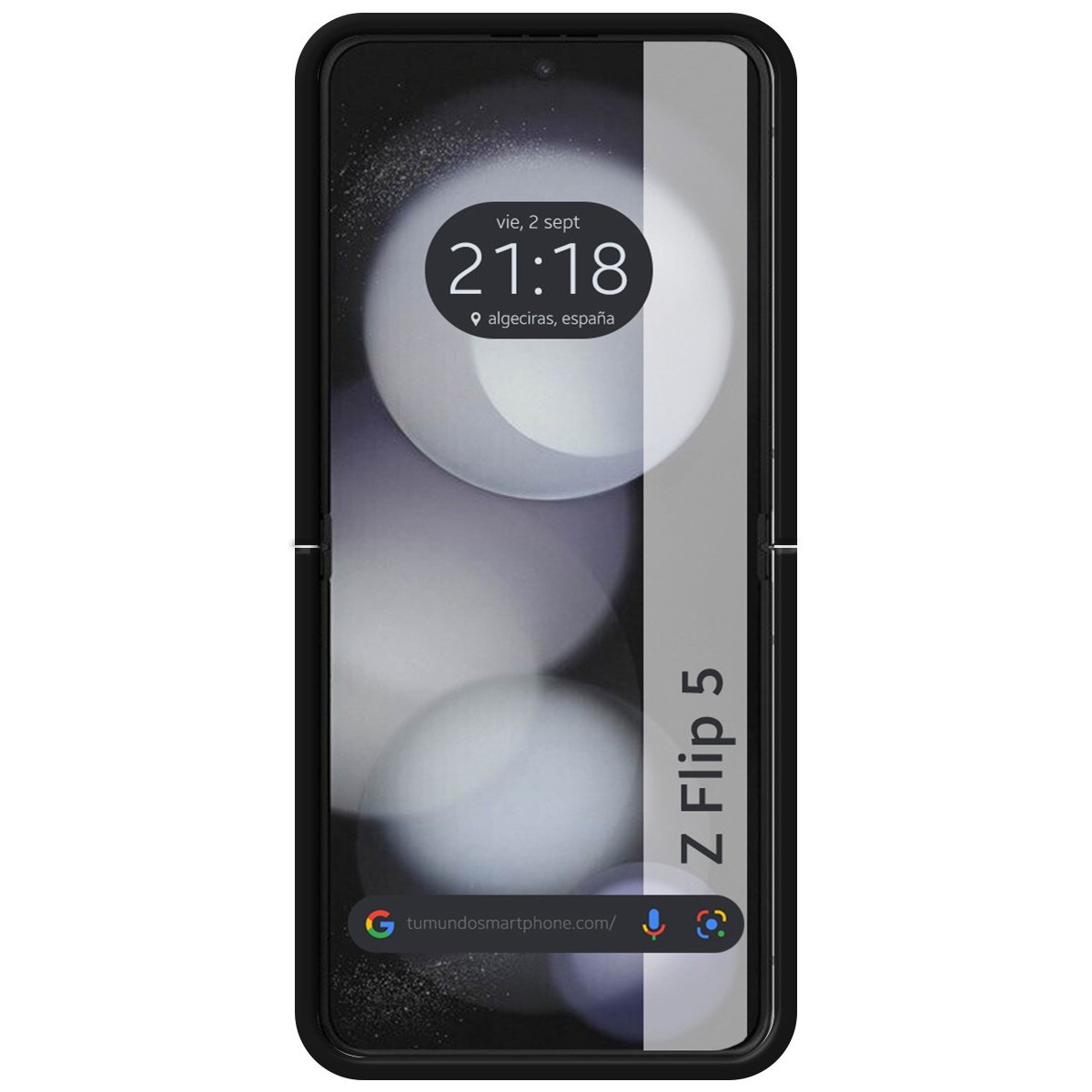 Smartphone con schermo che mostra l'ora e una barra di ricerca. Il telefono è nero.