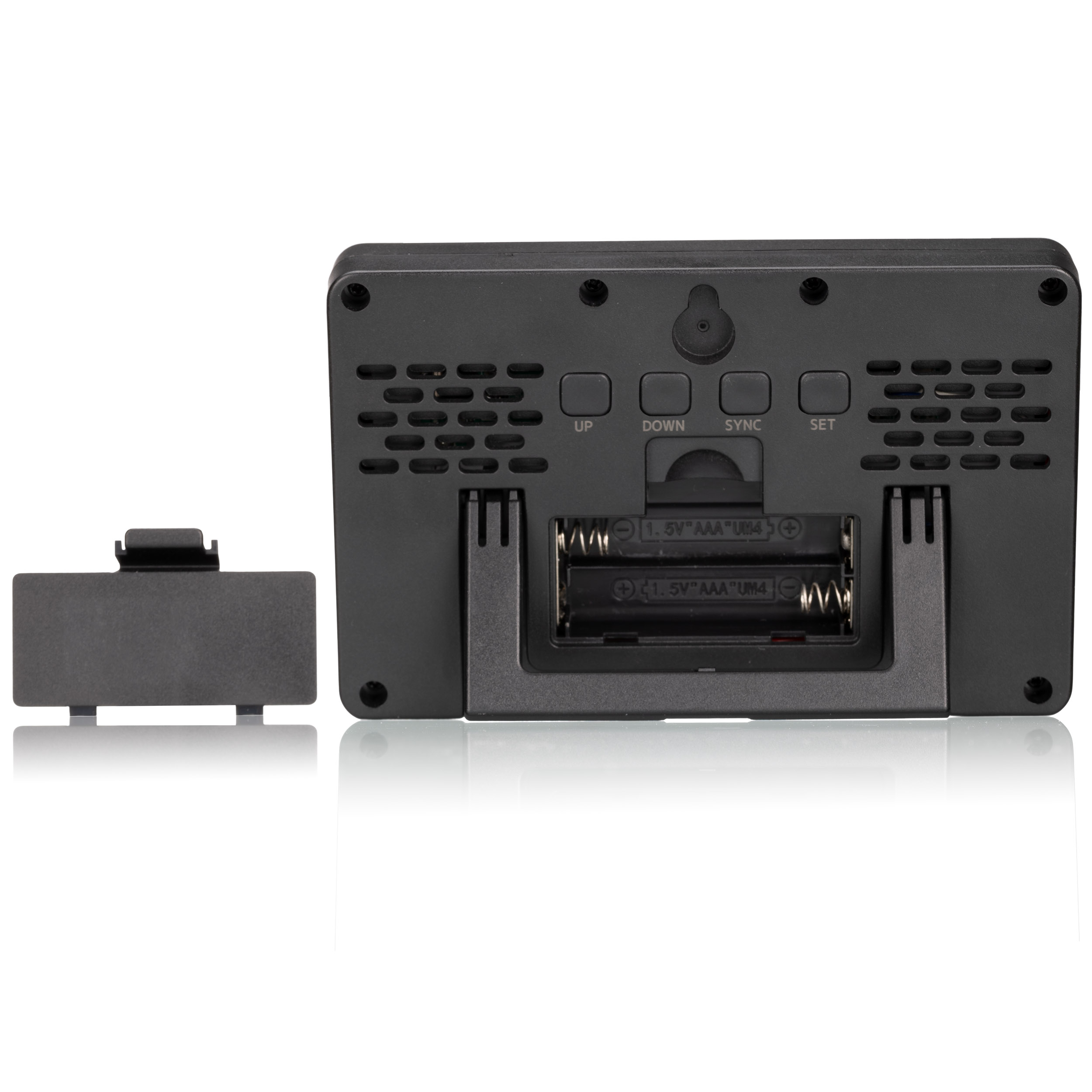Die Rückseite einer schwarzen Digitaluhr mit Knöpfen und Batteriefach, mit Batterien.