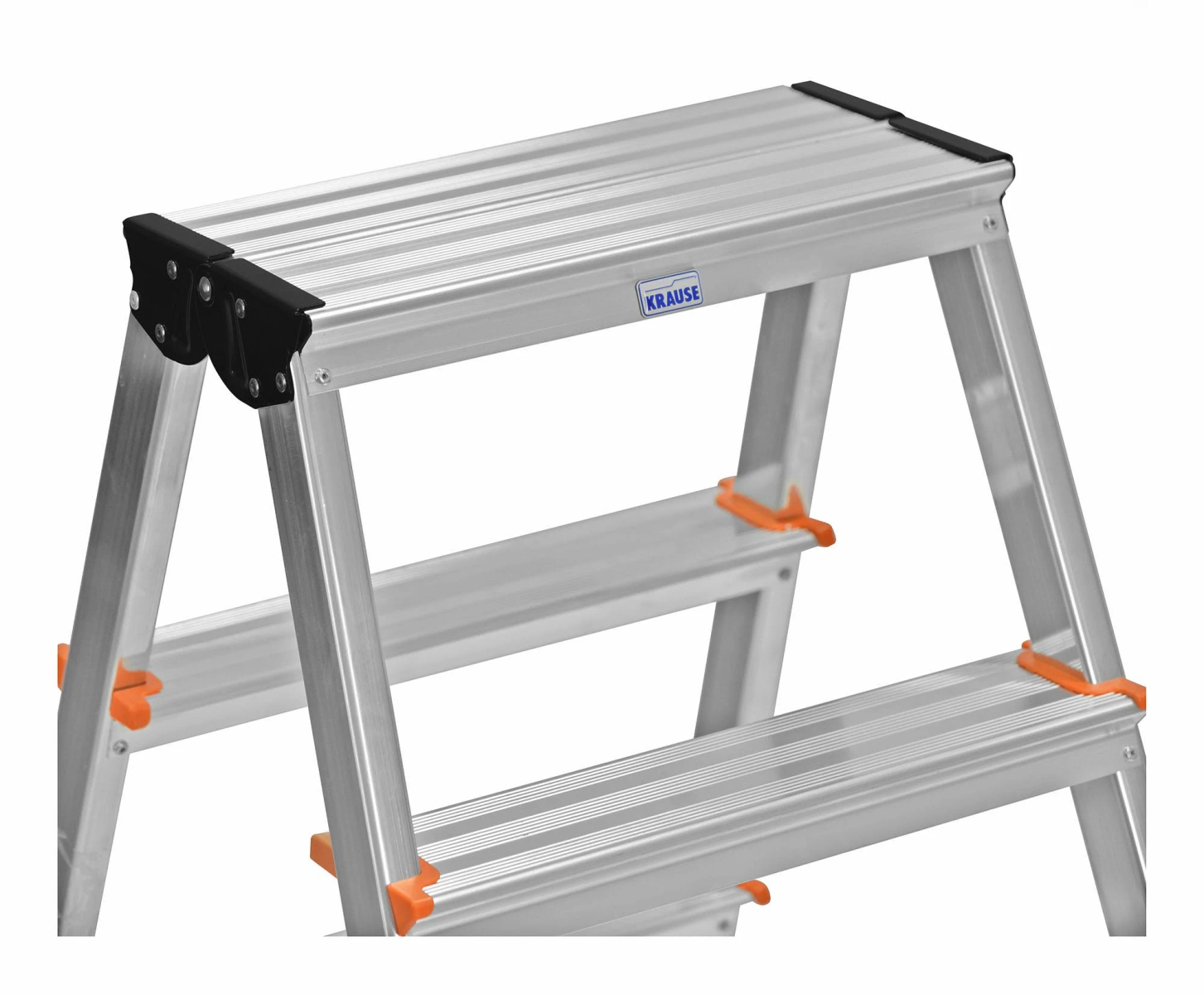 Eine metallene Klapptrittleiter mit drei Stufen. Die Leiter ist silberfarben mit orangefarbenen und schwarzen Details.