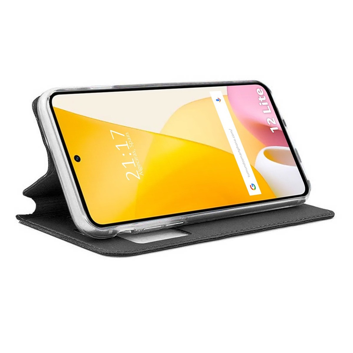 Teléfono en una funda, pantalla del teléfono muestra la hora y la ubicación, la funda es de color gris oscuro.