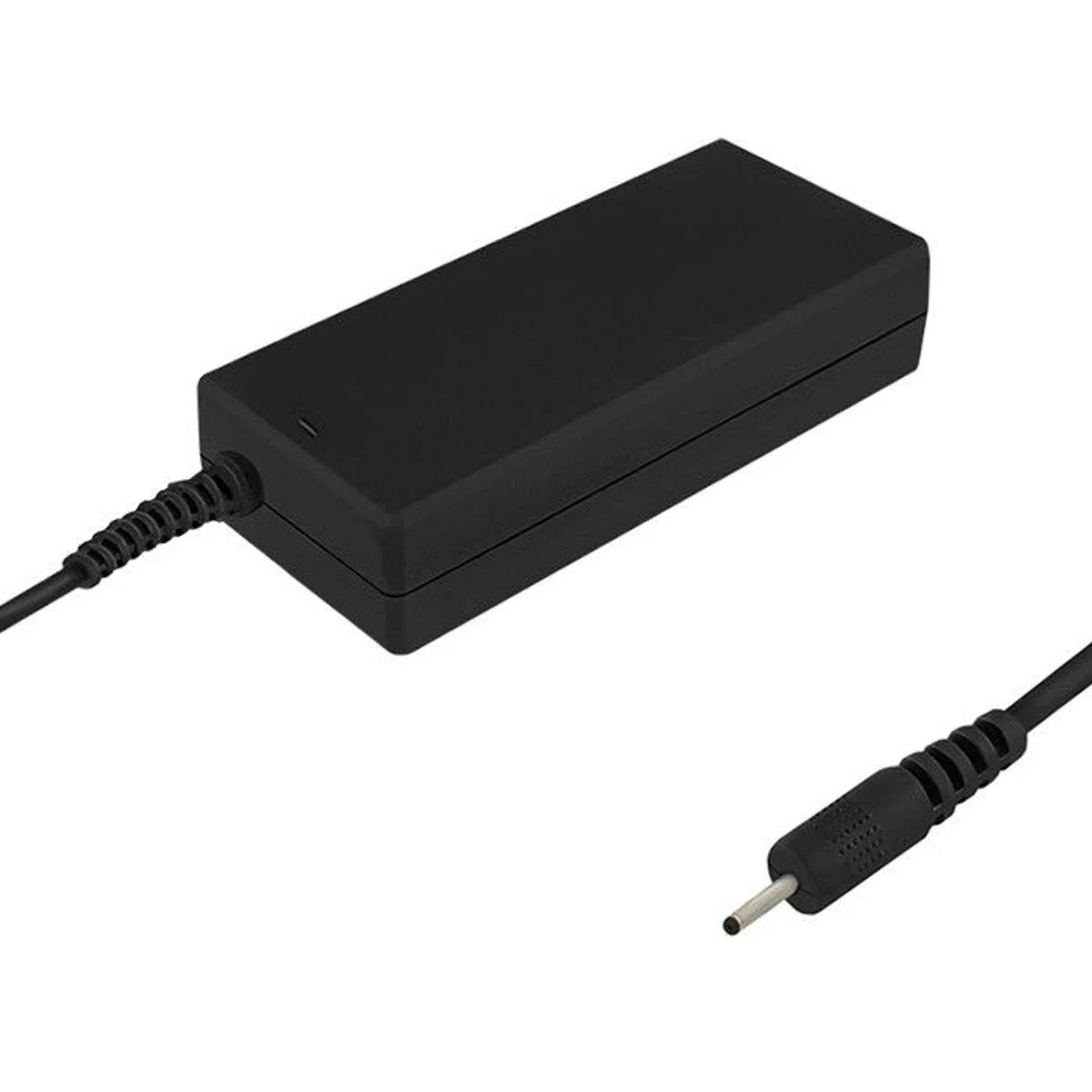 Schwarzes rechteckiges Netzteil mit Kabel. Das Kabel hat einen Stecker am Ende.