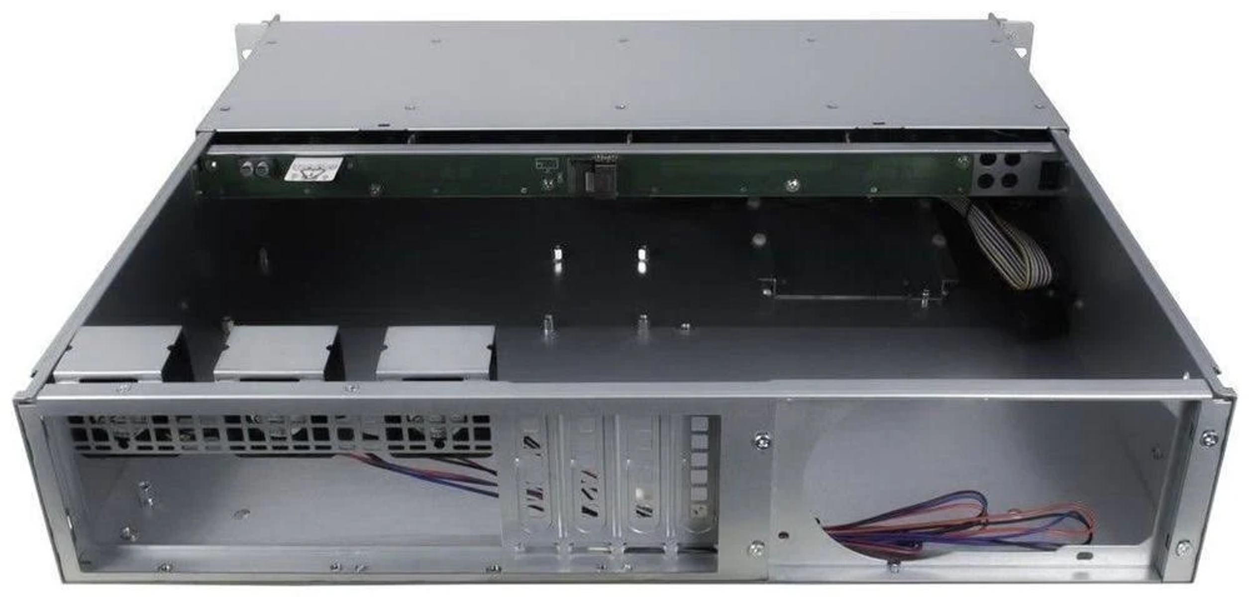 Silbernes Computergehäuse innen, leer mit offenem Deckel, mit einer grünen Platine.