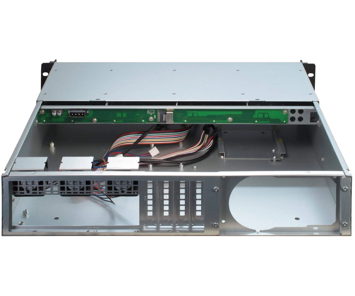 Ein silbernes Servergehäuse, offen. Drähte und eine Platine sind innen. Der Hintergrund ist weiß.