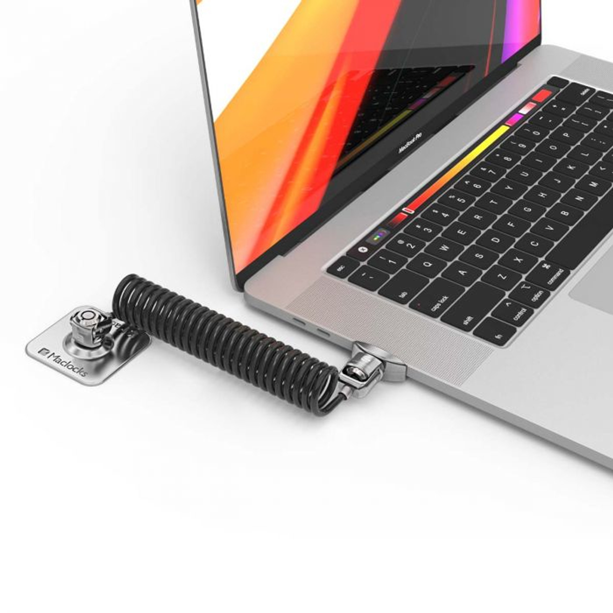 Ein silberner Laptop mit einem schwarzen Sicherheitskabel. Das Kabel ist mit dem Laptop und einem Maclocks-Schloss verbunden.