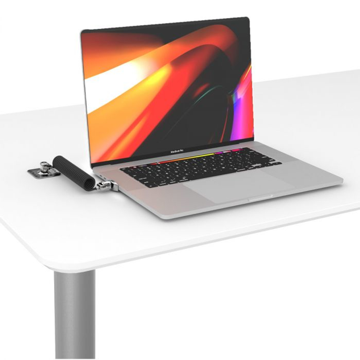 Ein Laptop, der mit einem schwarzen Kabelschloss auf einem Tisch gesichert ist. Der Laptop ist geöffnet.