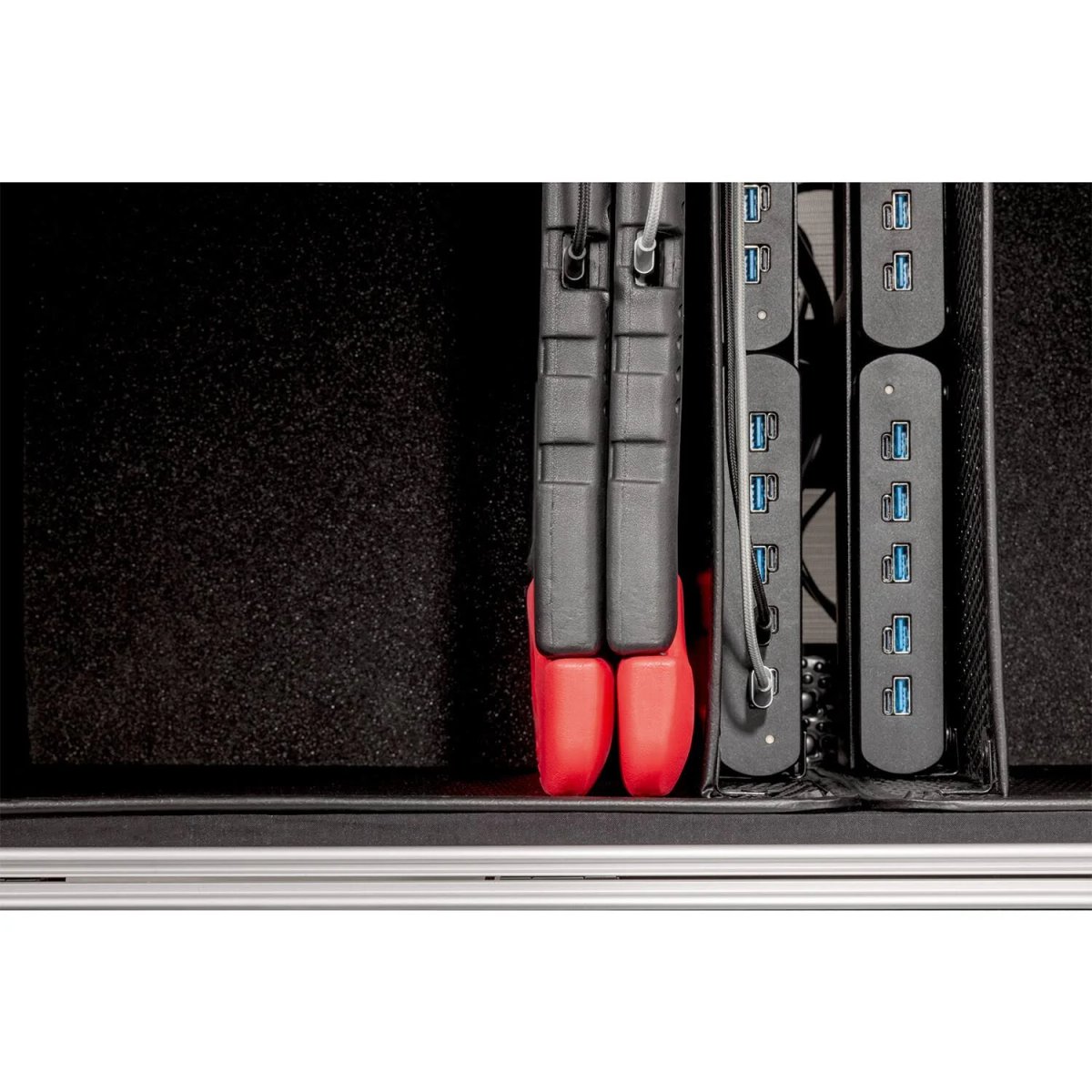 Schwarzes Rack mit mehreren USB-Anschlüssen und Kabeln. Rote und schwarze Details.