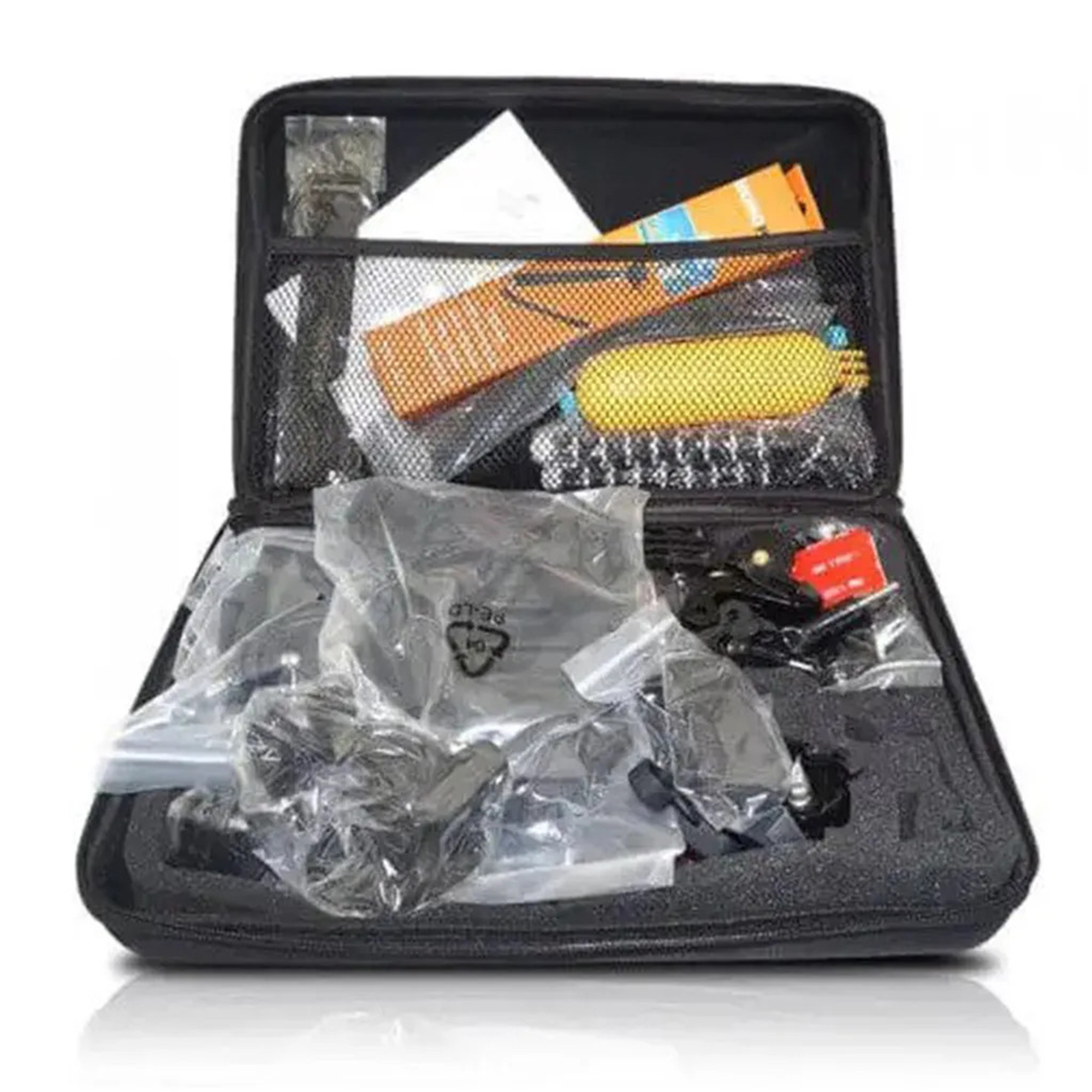 Czarna walizka z akcesoriami. Walizka jest otwarta. Białe tło.