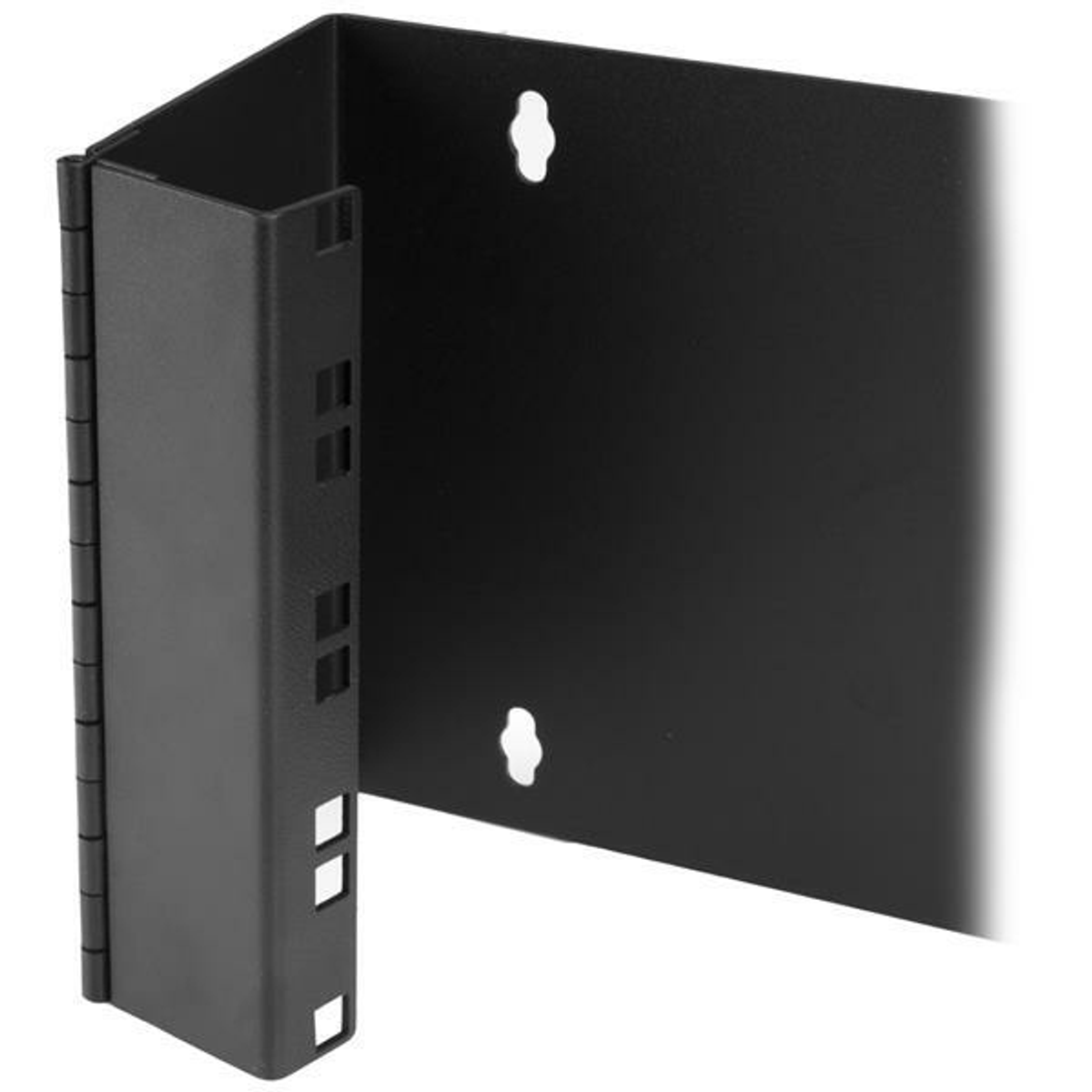 Eine schwarze Metallhalterung. Die Halterung ist rechtwinklig gebogen und hat Befestigungslöcher.