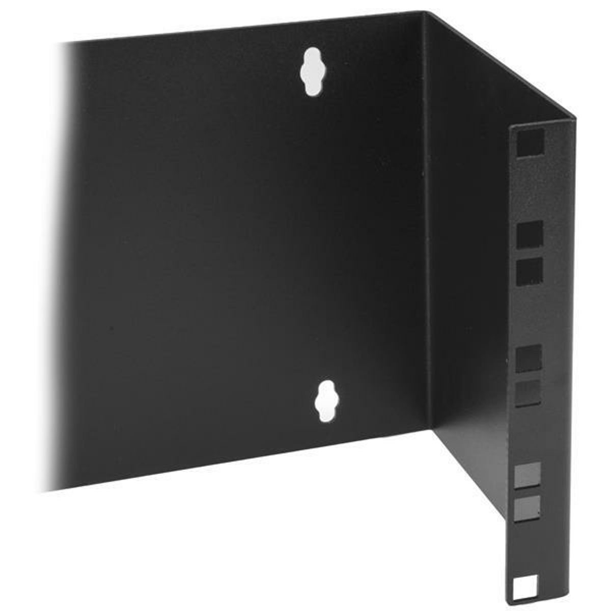 Schwarzer Metall-Rack-Montagewinkel mit Befestigungslöchern. Es ist ein L-förmiges Stück, das schräg betrachtet wird.