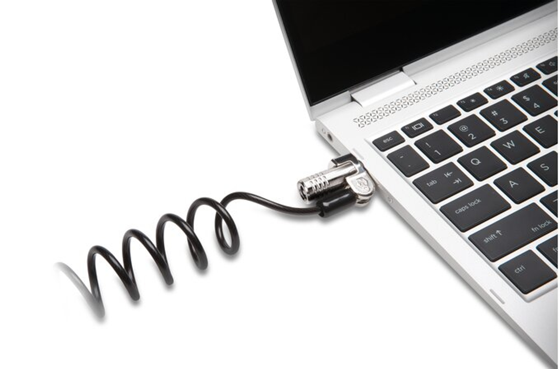 Silberner Laptop mit angeschlossenem Sicherheitskabel. Das Kabel ist gewellt und schwarz.