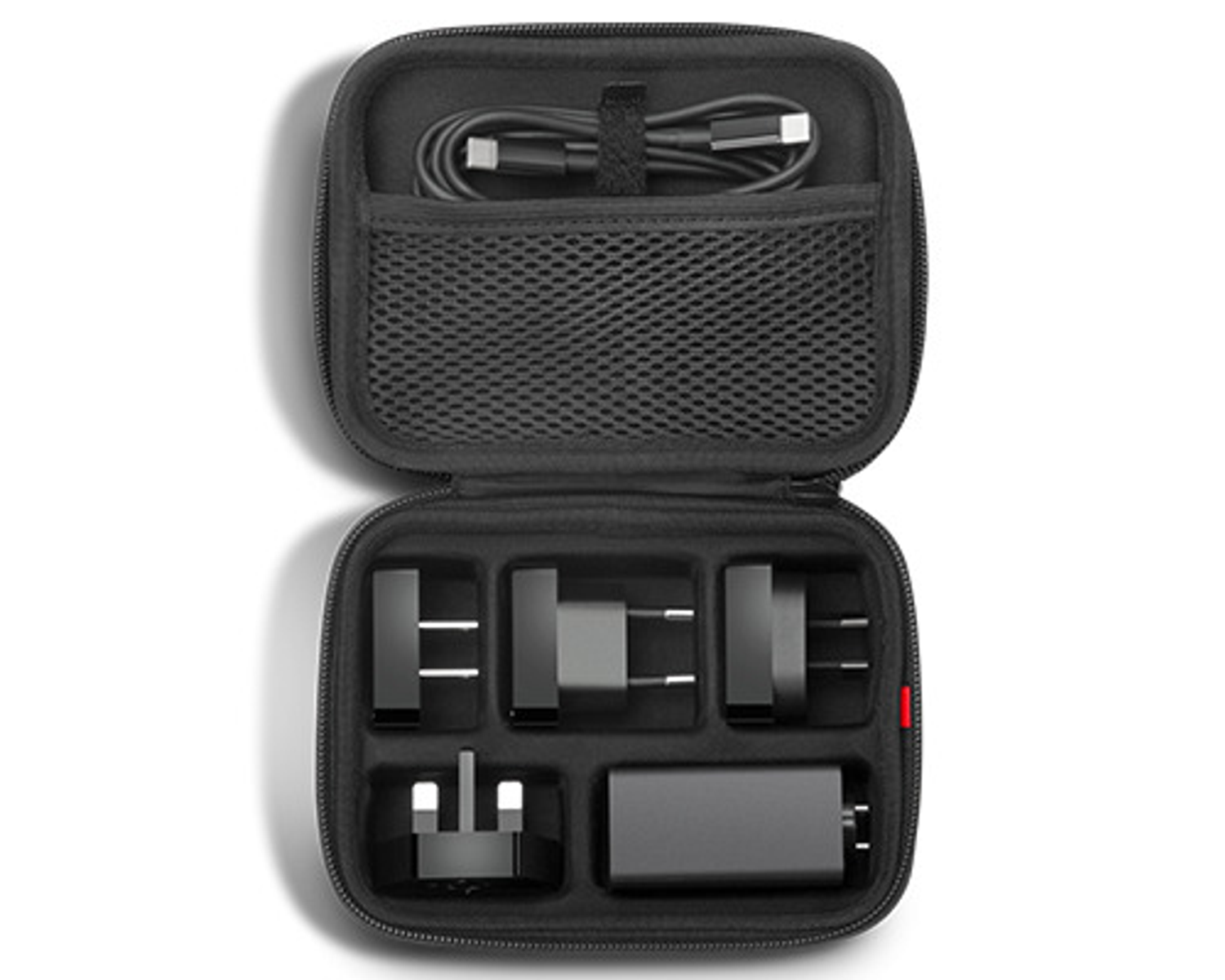Offener schwarzer Reisekoffer mit mehreren schwarzen Steckeradaptern, einem Ladegerät und einem schwarzen USB-Kabel im Inneren.