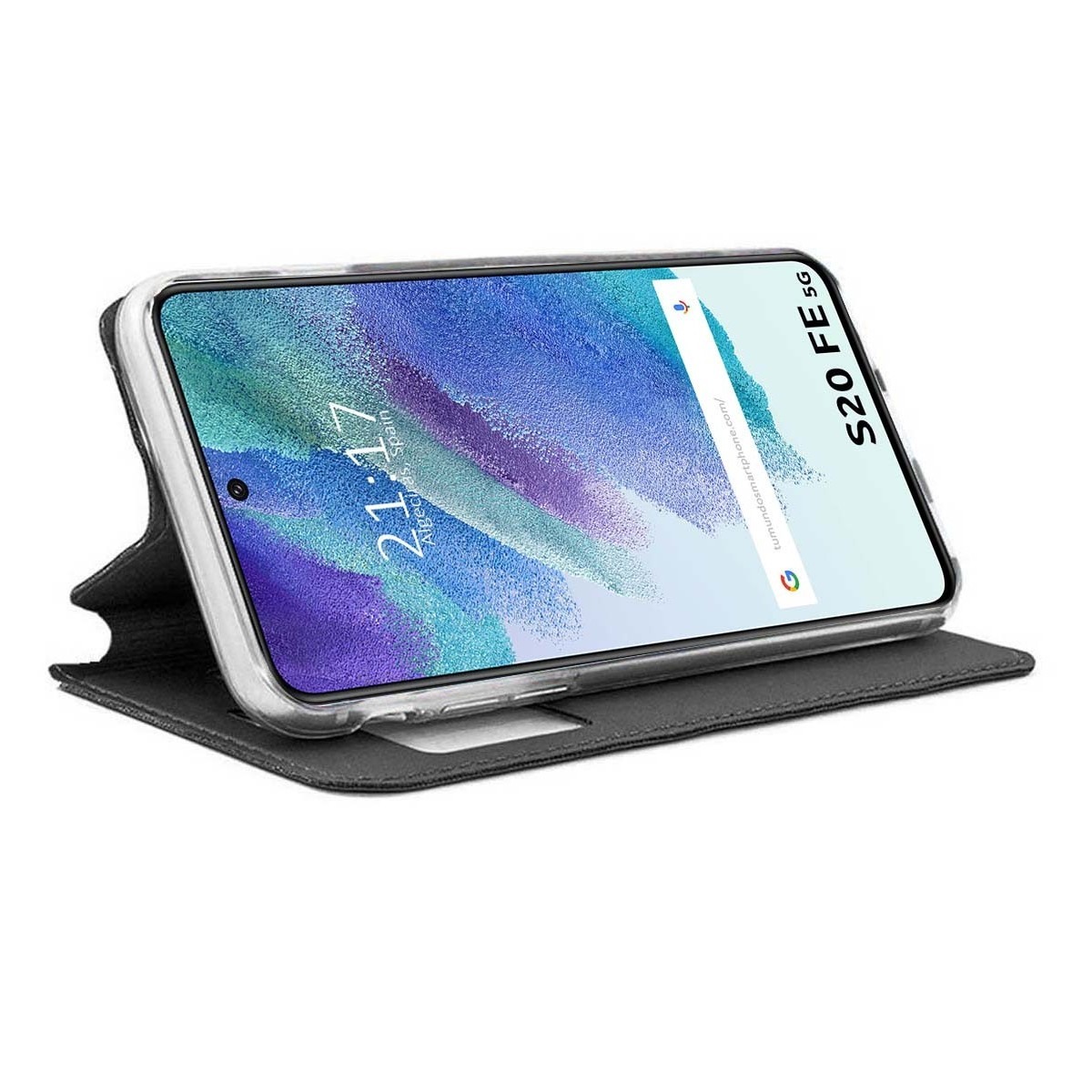 Un teléfono, que muestra las 21:17 en la pantalla, está en una funda negra, apoyado en una cubierta de cuero negra.