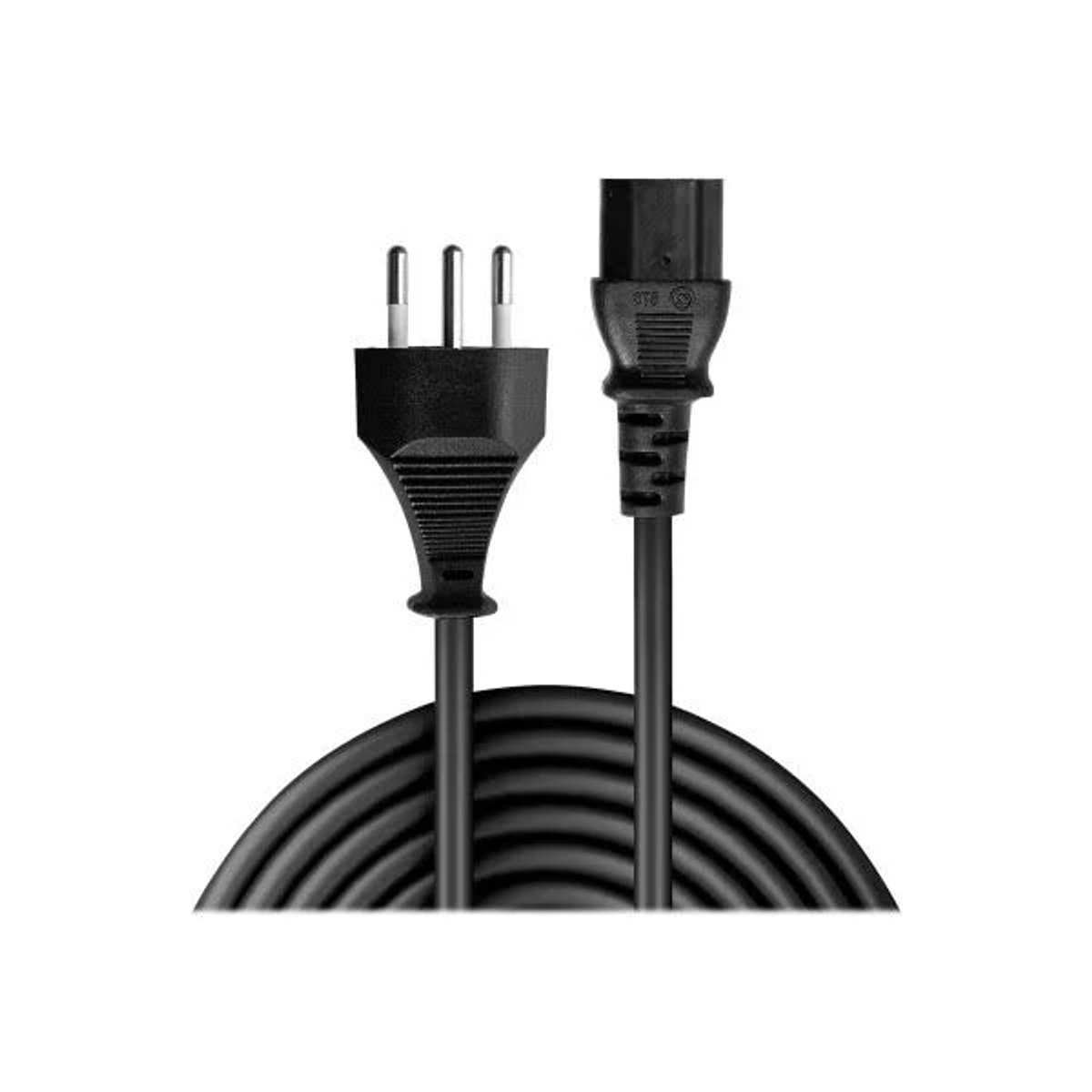 Schwarzes Netzkabel mit zwei Stiften und einem C13-Anschluss. Es liegt auf weißem Hintergrund.
