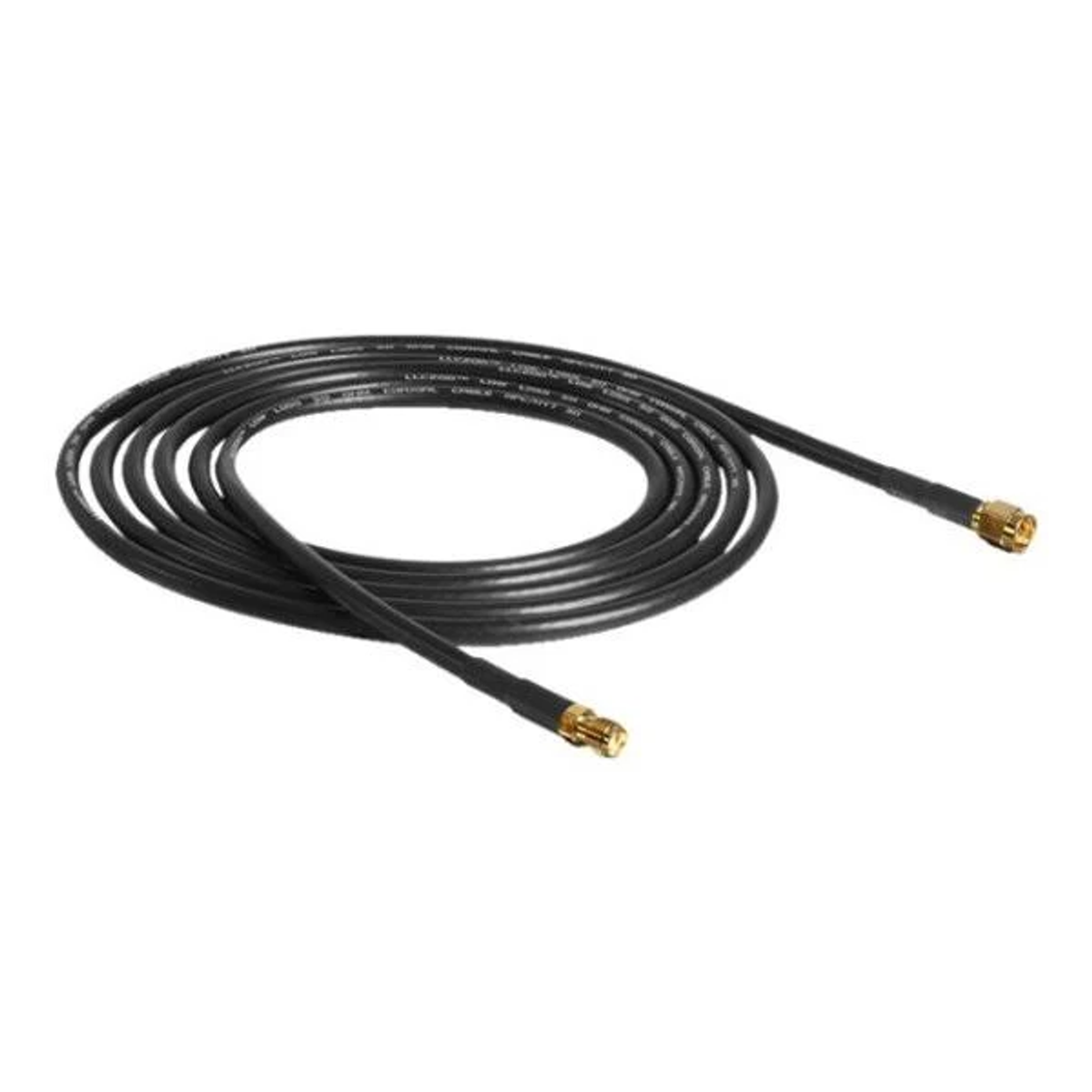 Schwarzes Koaxialkabel. Zwei goldene Stecker. Aufgerollt auf weißem Hintergrund.