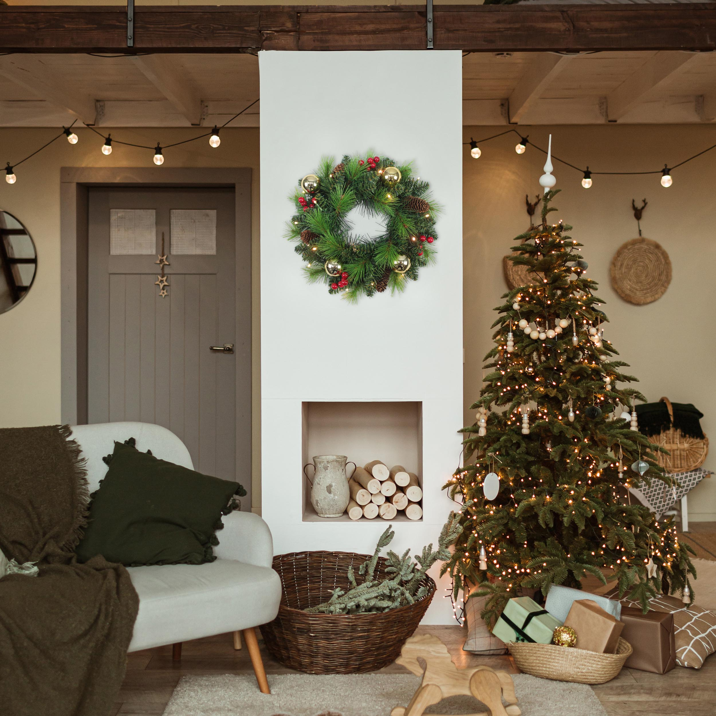 Weihnachtsszene mit geschmücktem Baum, Kranz und Kamin. Links ein weißer Stuhl.