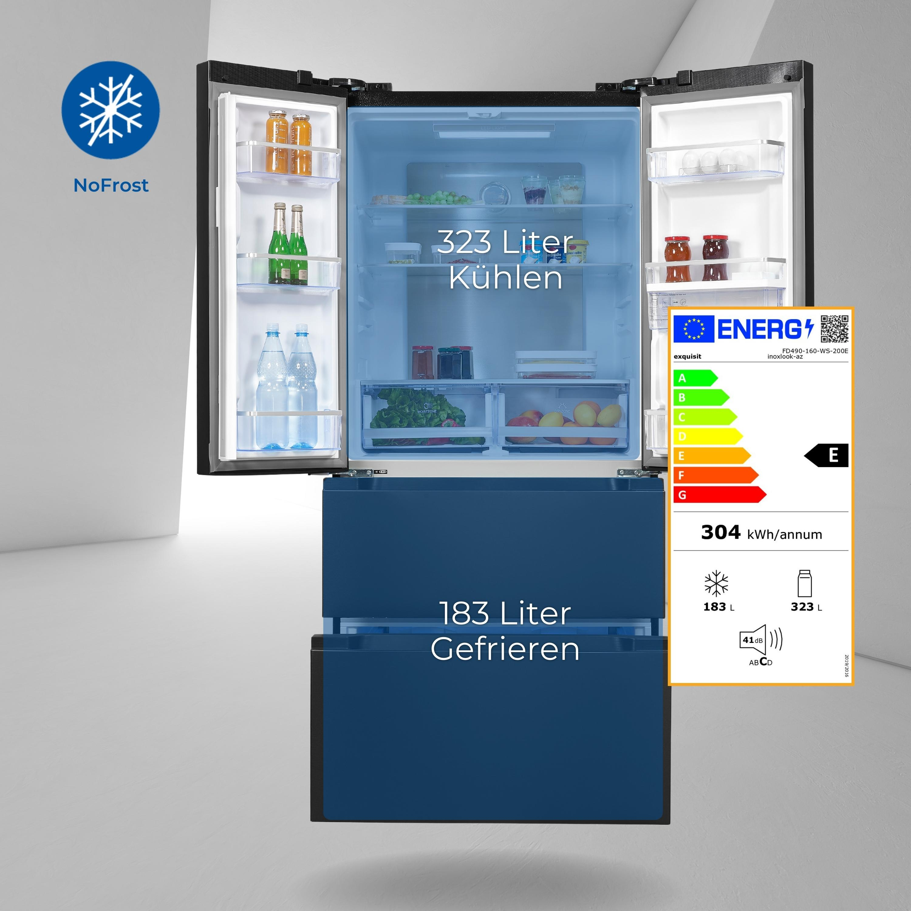Ein Kühlschrank mit drei Türen, Essen und einem Energielabel.