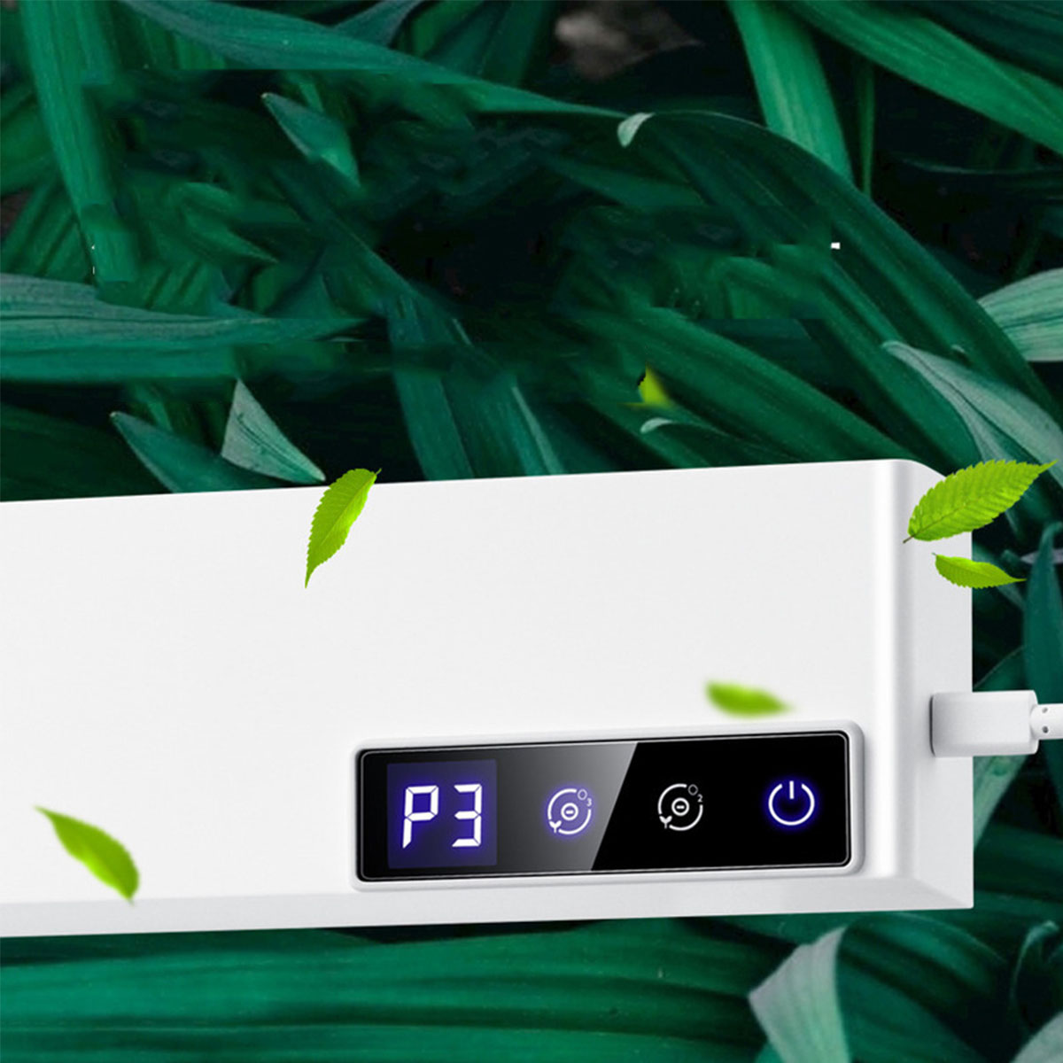 Weißes elektronisches Gerät mit kleinem Bildschirm, zeigt P3 und andere Symbole, mit grünen Blättern.