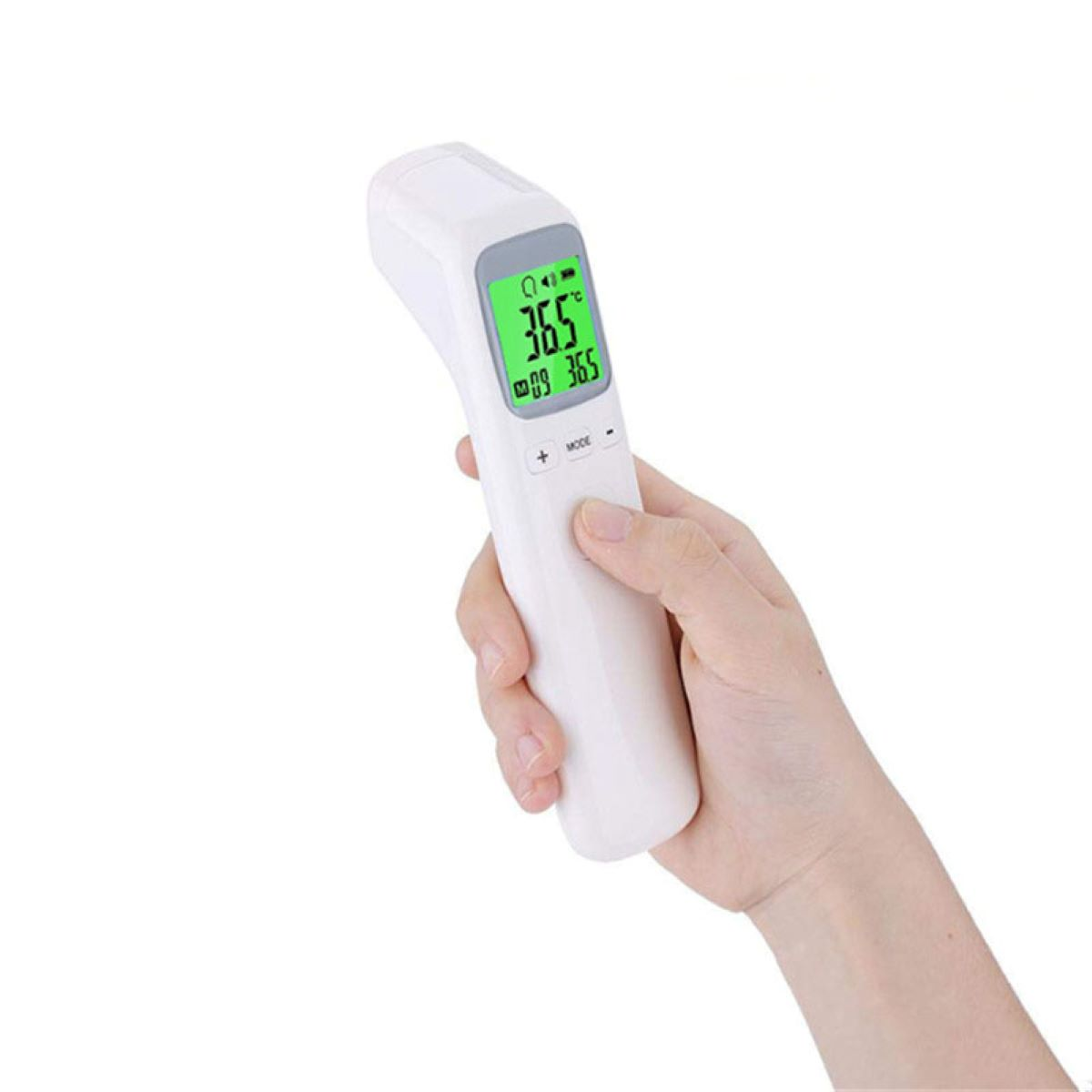 Hand hält ein Infrarot-Thermometer. Das Thermometer zeigt 36,5°C an. Der Hintergrund ist weiß.
