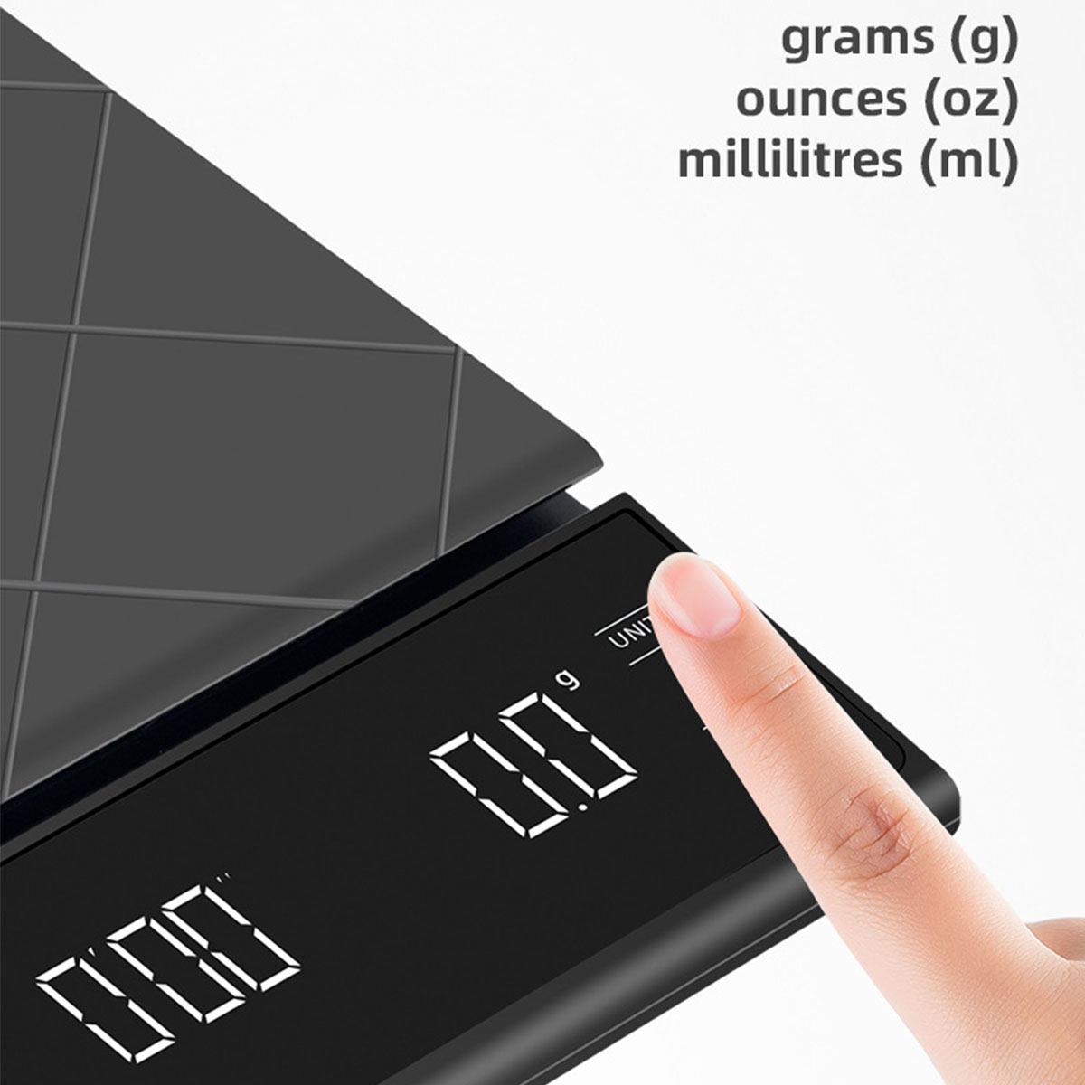 Eine schwarze digitale Küchenwaage mit einem Finger, der das Display berührt. Zeigt 0,0 auf dem Bildschirm.