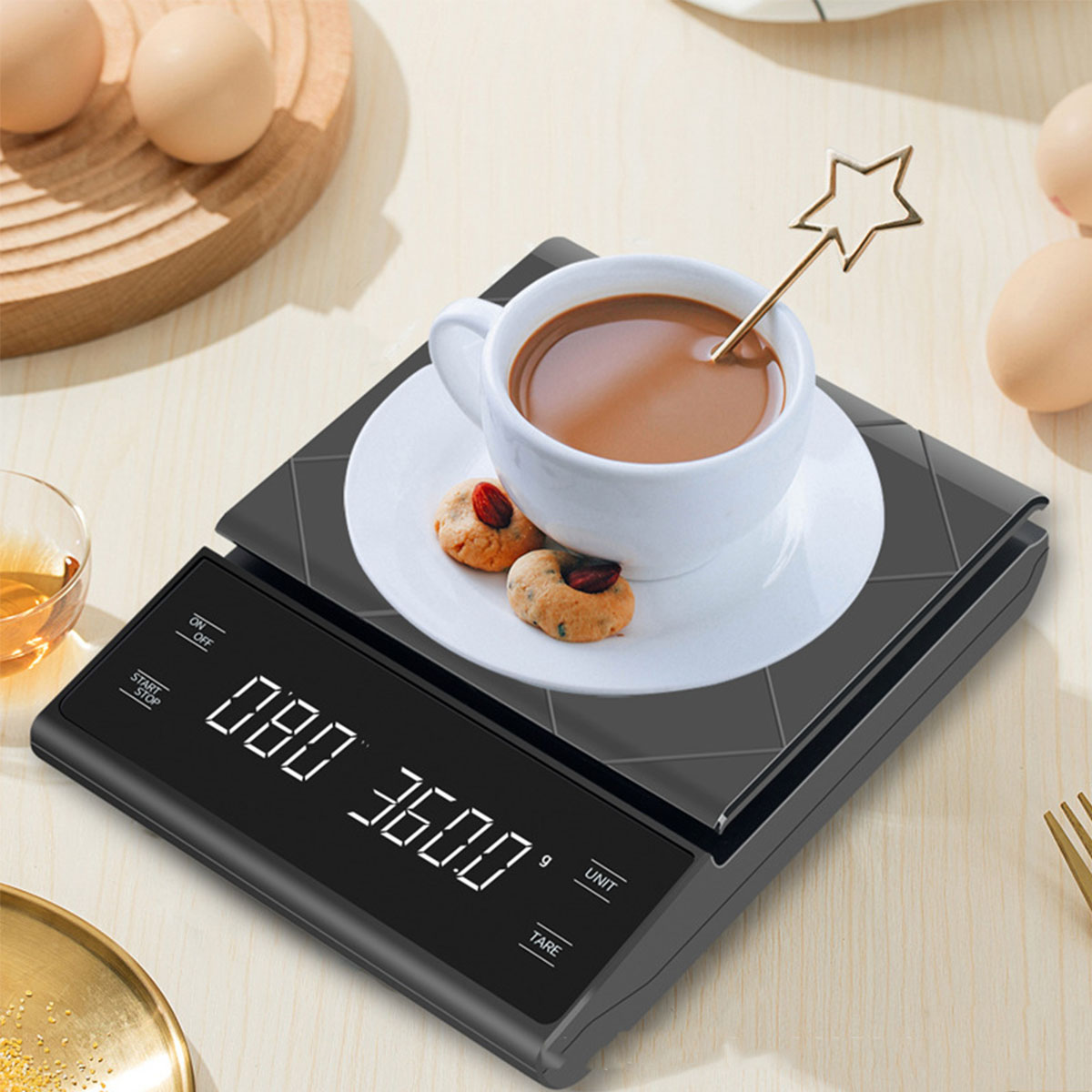 Digitale Küchenwaage mit einer Tasse Kaffee und Keksen, die das Gewicht anzeigt.