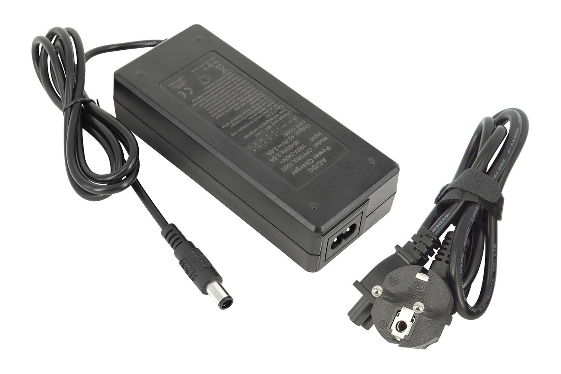 Schwarzes AC/DC-Netzteil. Schwarzes Kabel und Stecker. Weißer Hintergrund.