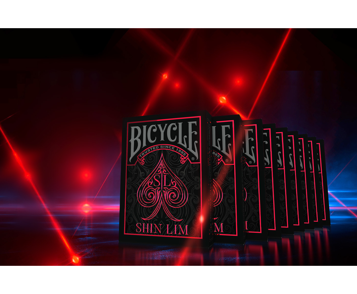 Reihenweise Bicycle-Spielkarten unter roten Laserlichtern. Schwarze Kartenboxen.