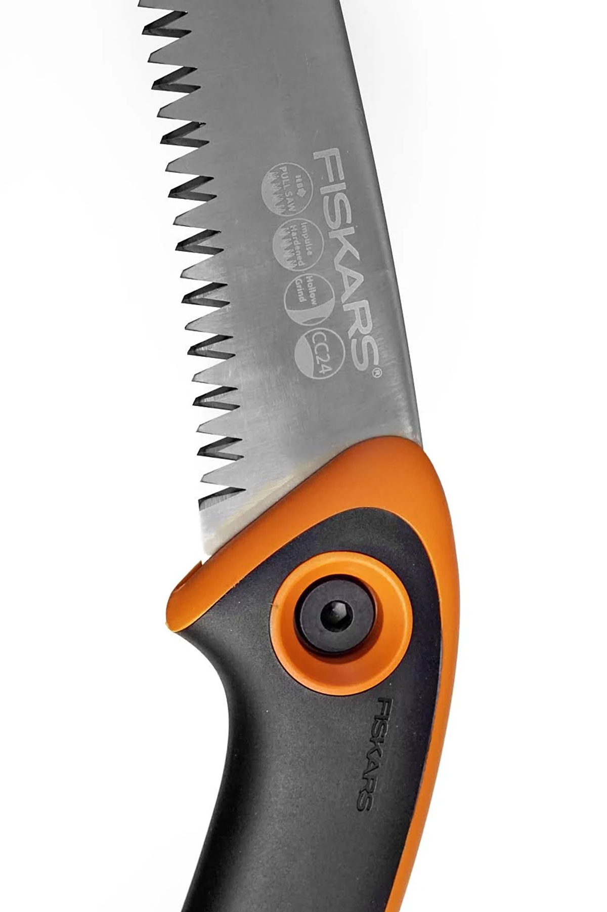 Nahaufnahme einer Fiskars Klappsäge mit orange-schwarzem Griff.