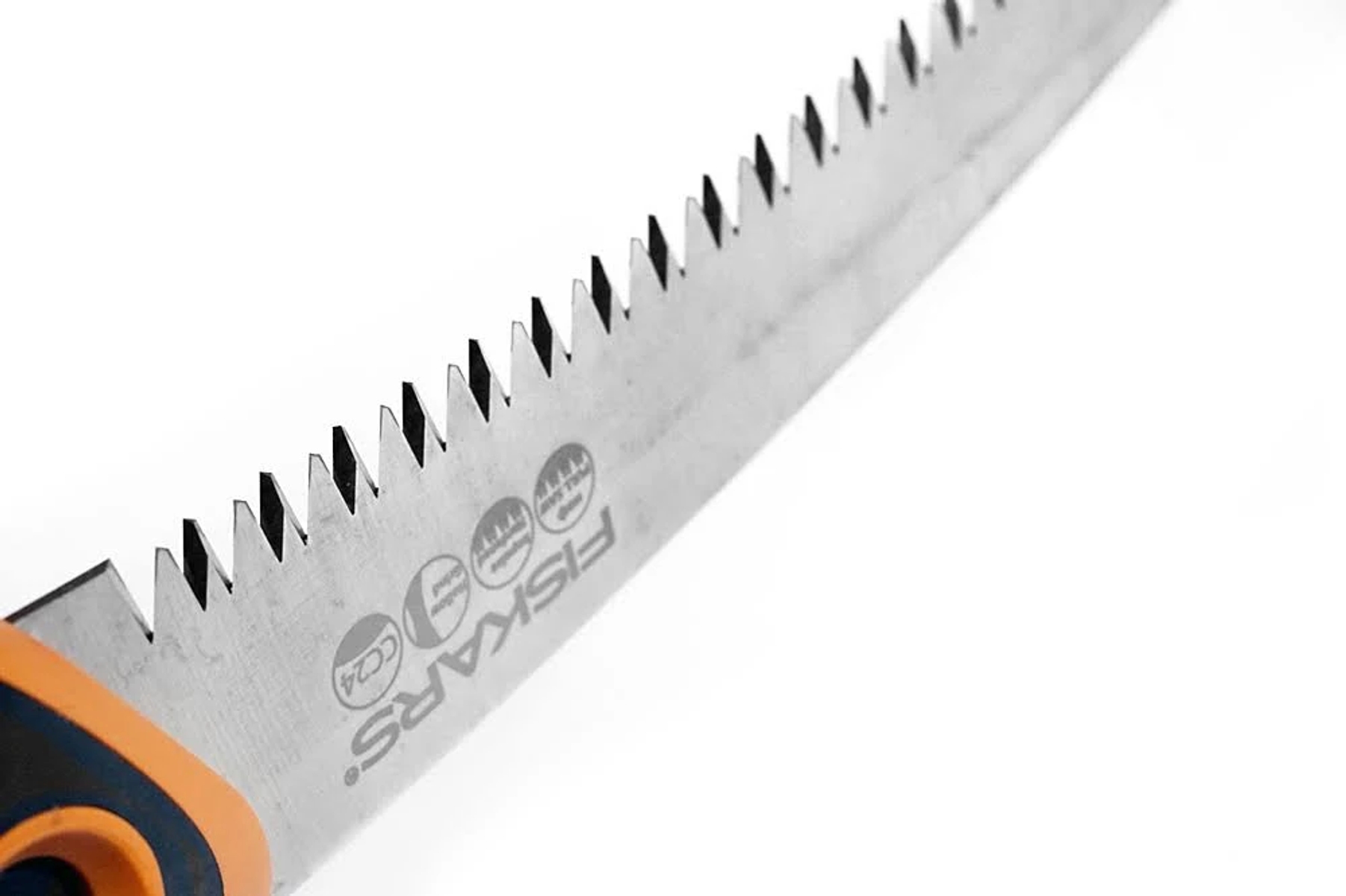 Nahaufnahme einer Sägeblatt mit Fiskars-Marke.