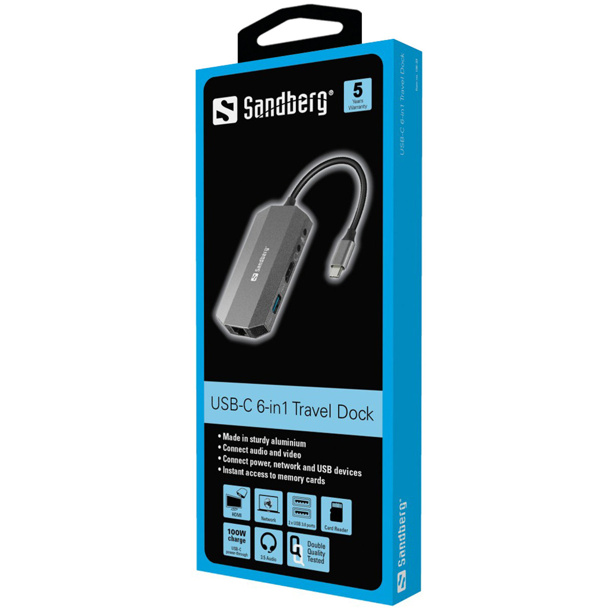 USB-C 6-in-1 Travel Dock in einer blau-weißen Box. Das Dock ist grau, mit Kabeln. Der Hintergrund ist weiß.