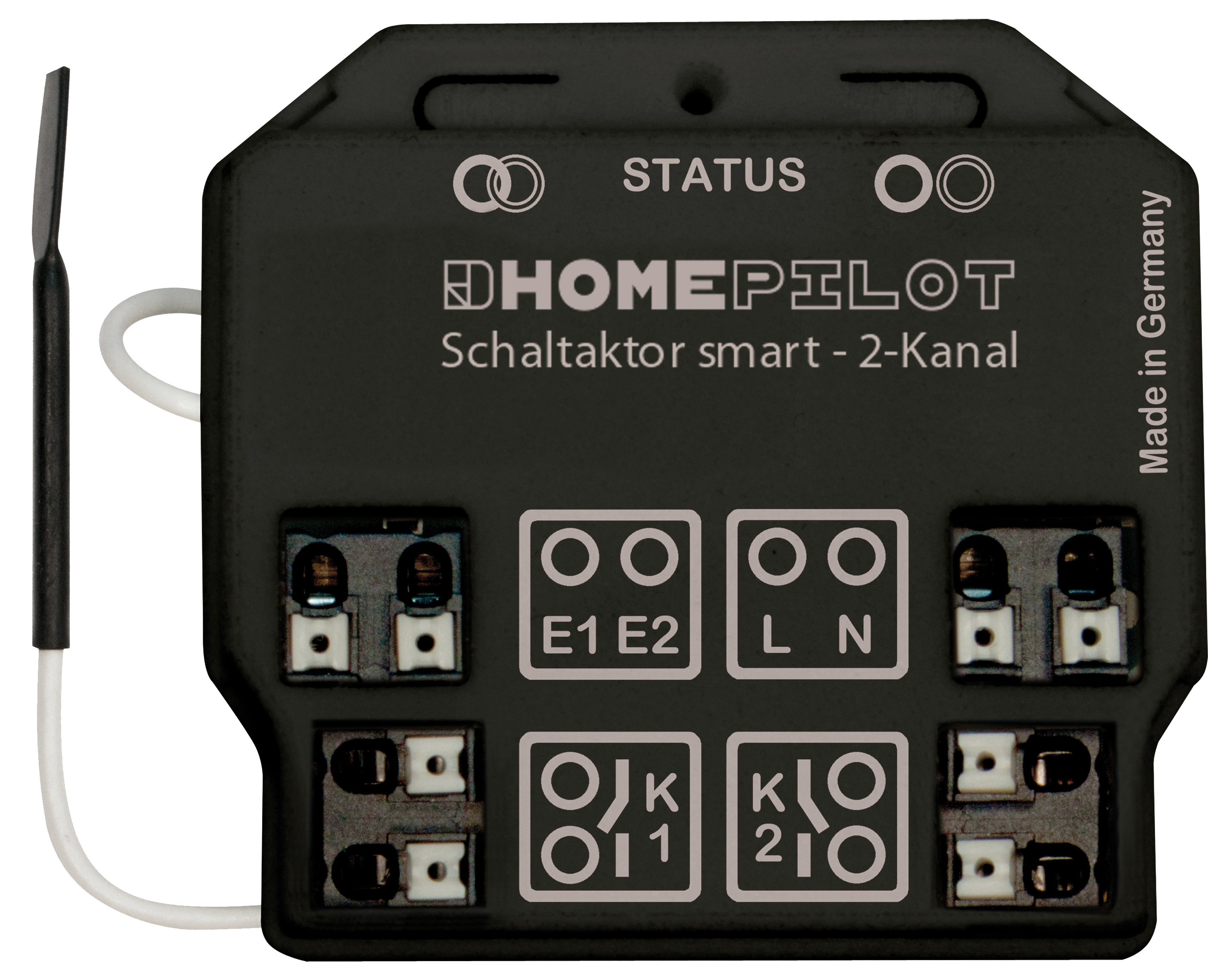 Schwarzes elektronisches Gerät mit Knöpfen, Anschlüssen und Etiketten, mit einem weißen Kabel.