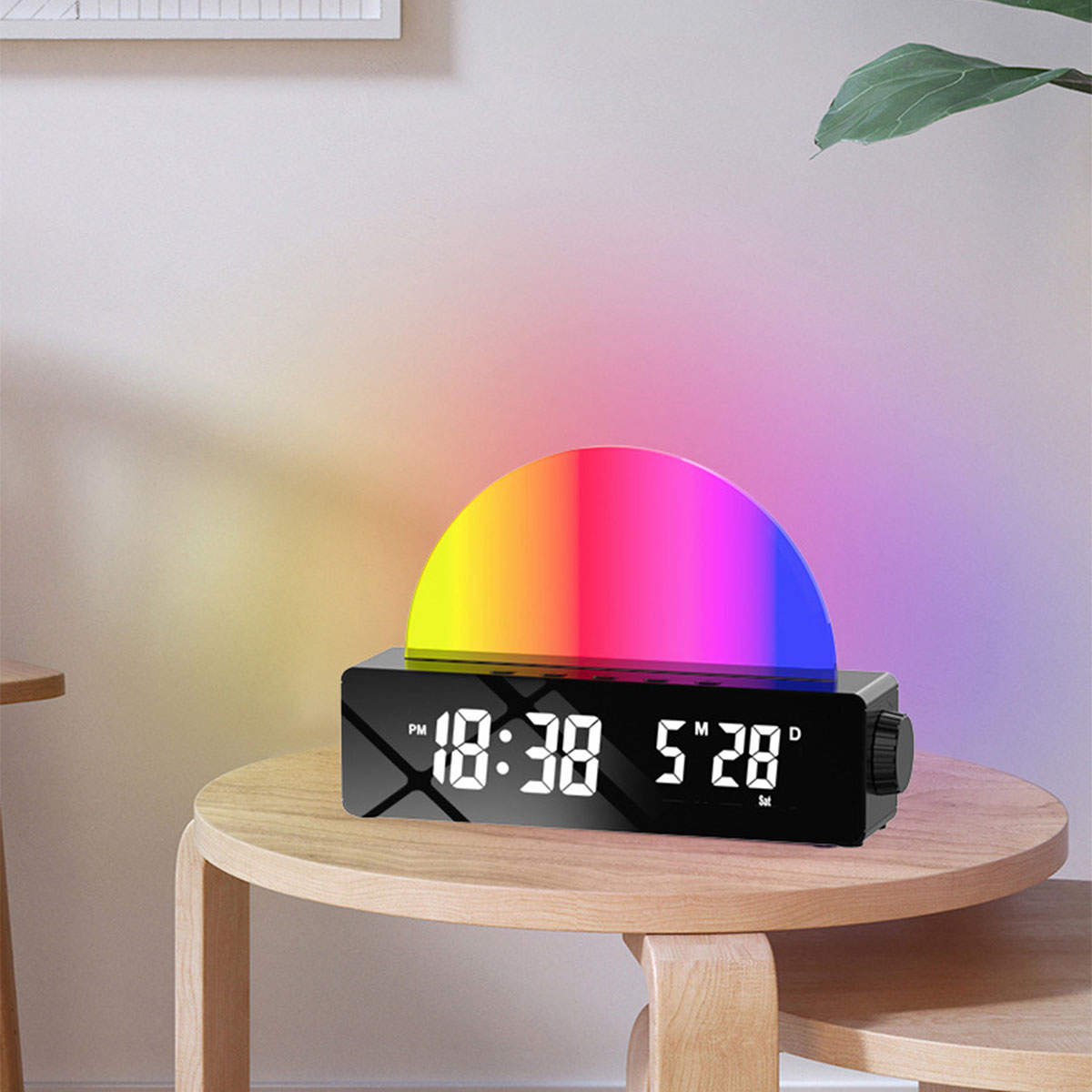 Schwarze Digitaluhr mit farbenfroher Lichtanzeige, auf einem Holztisch.