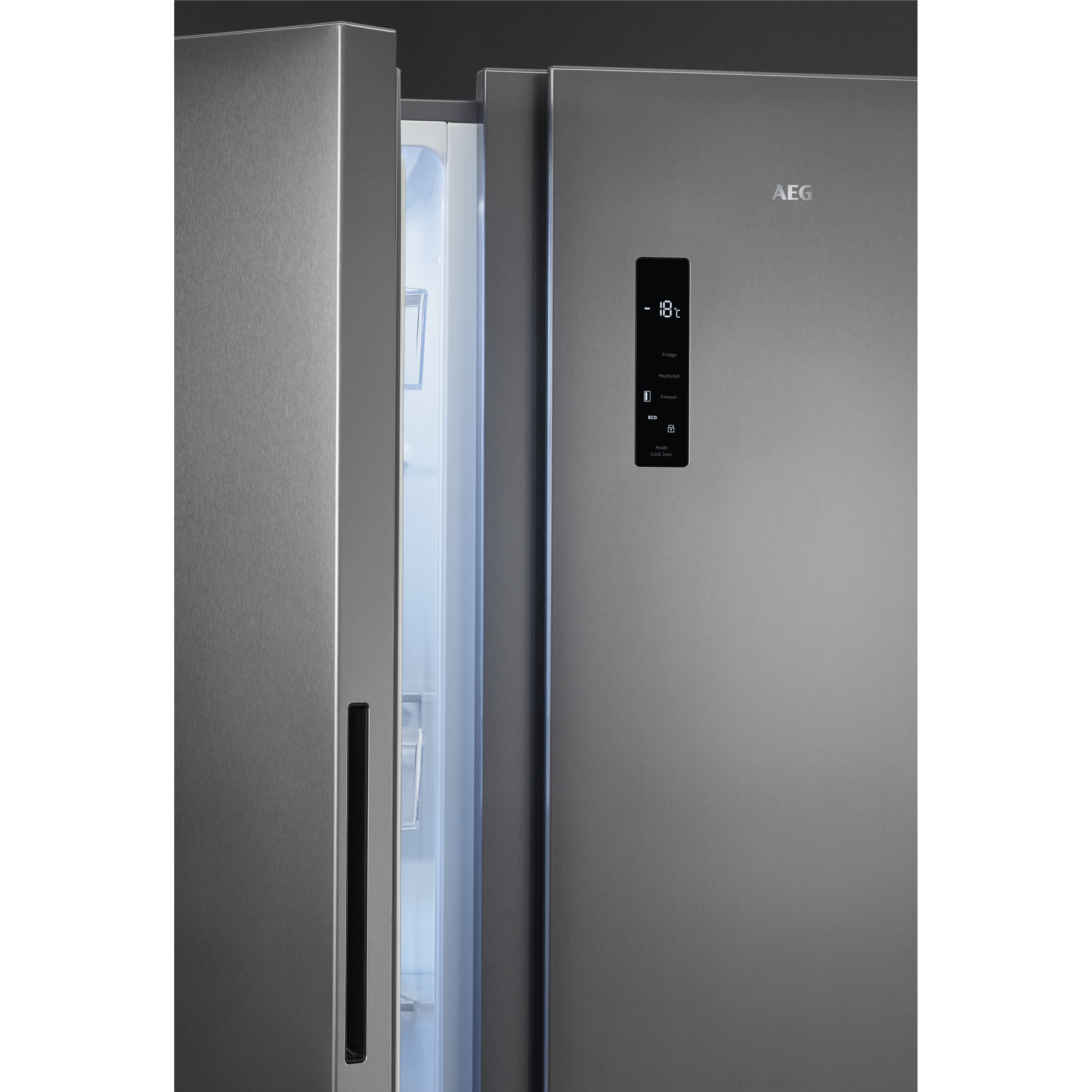 Silberner Kühlschrank, Tür offen. Innenraum mit Regalen und Licht sichtbar. Schwarzer Hintergrund.