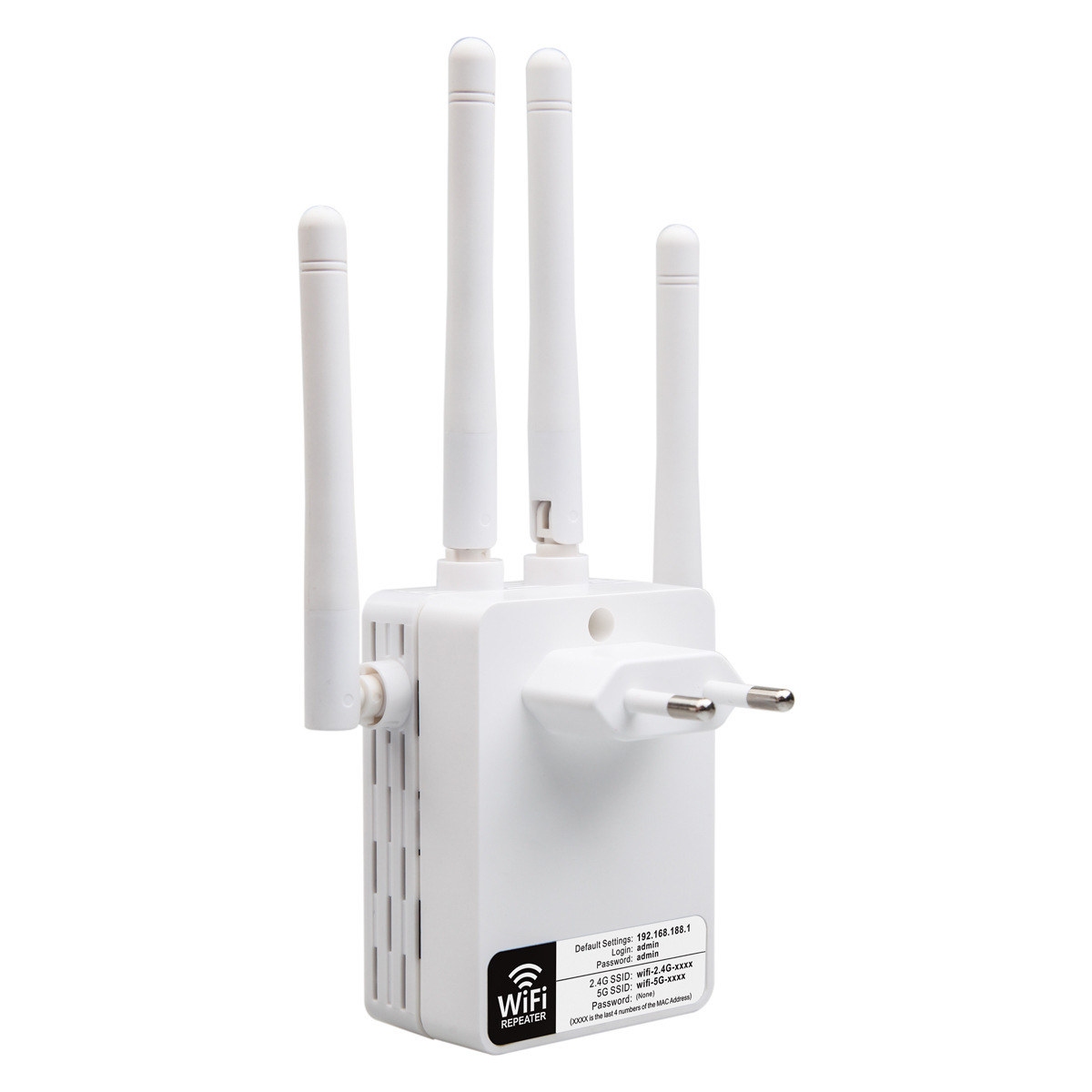 Ein weißer WLAN-Repeater mit mehreren Antennen und einem Stecker, isoliert auf Weiß.