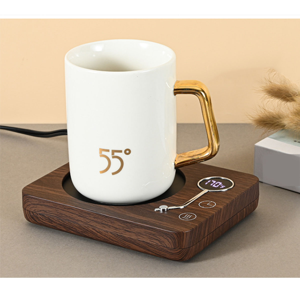 Weißer Becher auf einem Holzuntersetzer mit Digitalanzeige. Der Becher hat einen goldenen Griff.