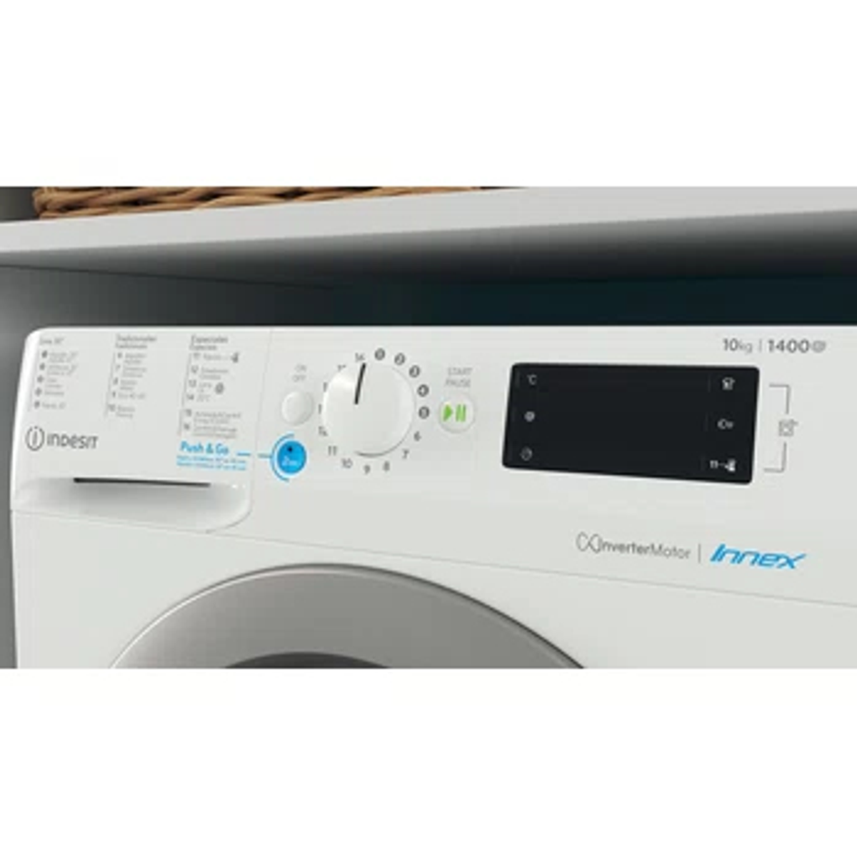 Primer plano del panel de control de una lavadora Indesit blanca.