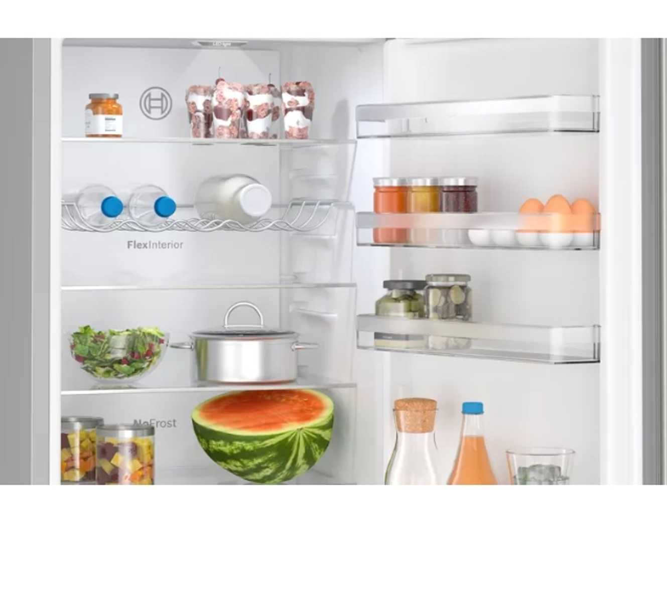 In einem Kühlschrank mit Lebensmitteln, darunter Wassermelone und Eier.