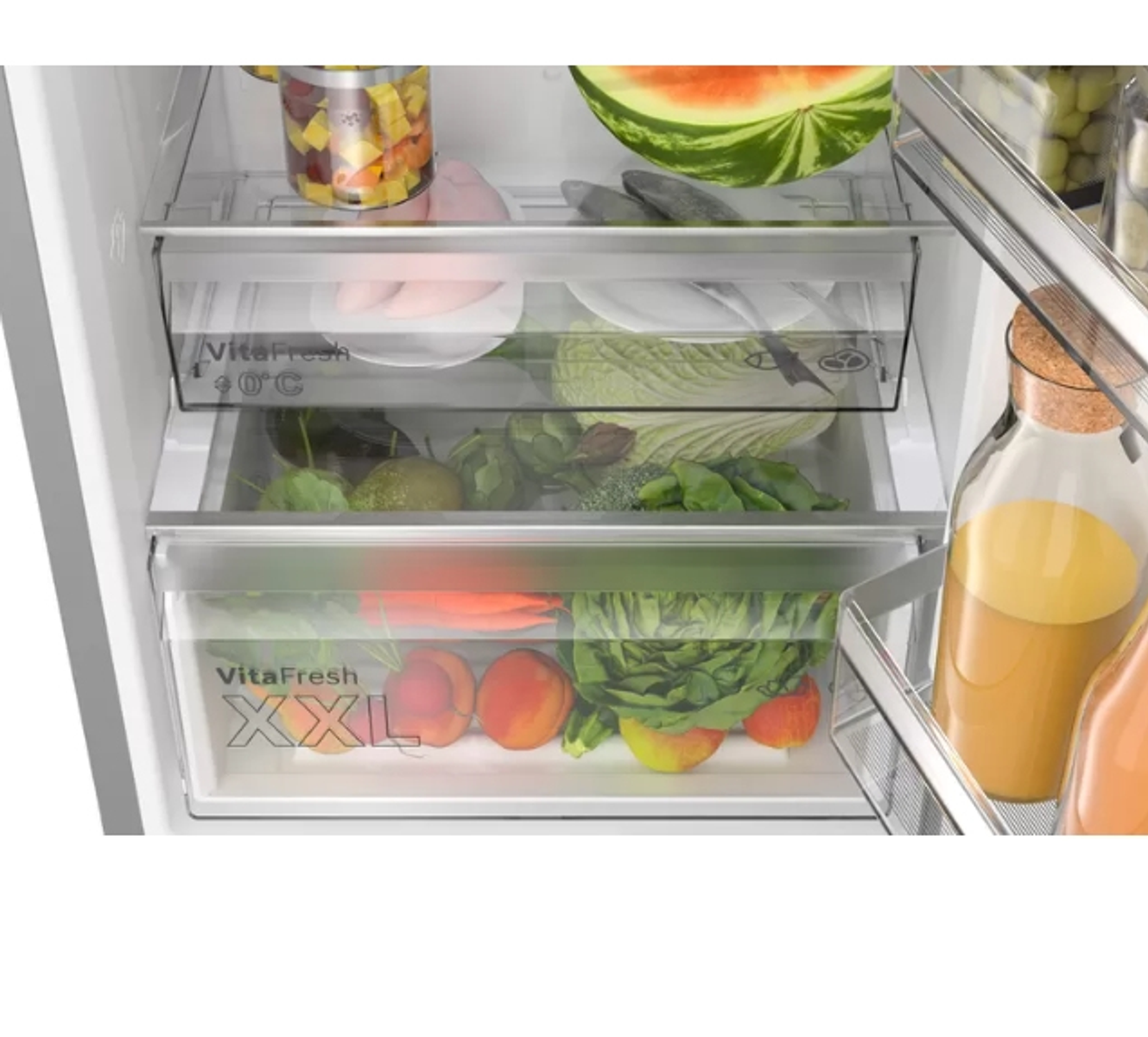 Kühlschrankinnenraum mit VitaFresh-Schubladen. Produkte, einschließlich Salat, Karotten und Pfirsiche, sind sichtbar.