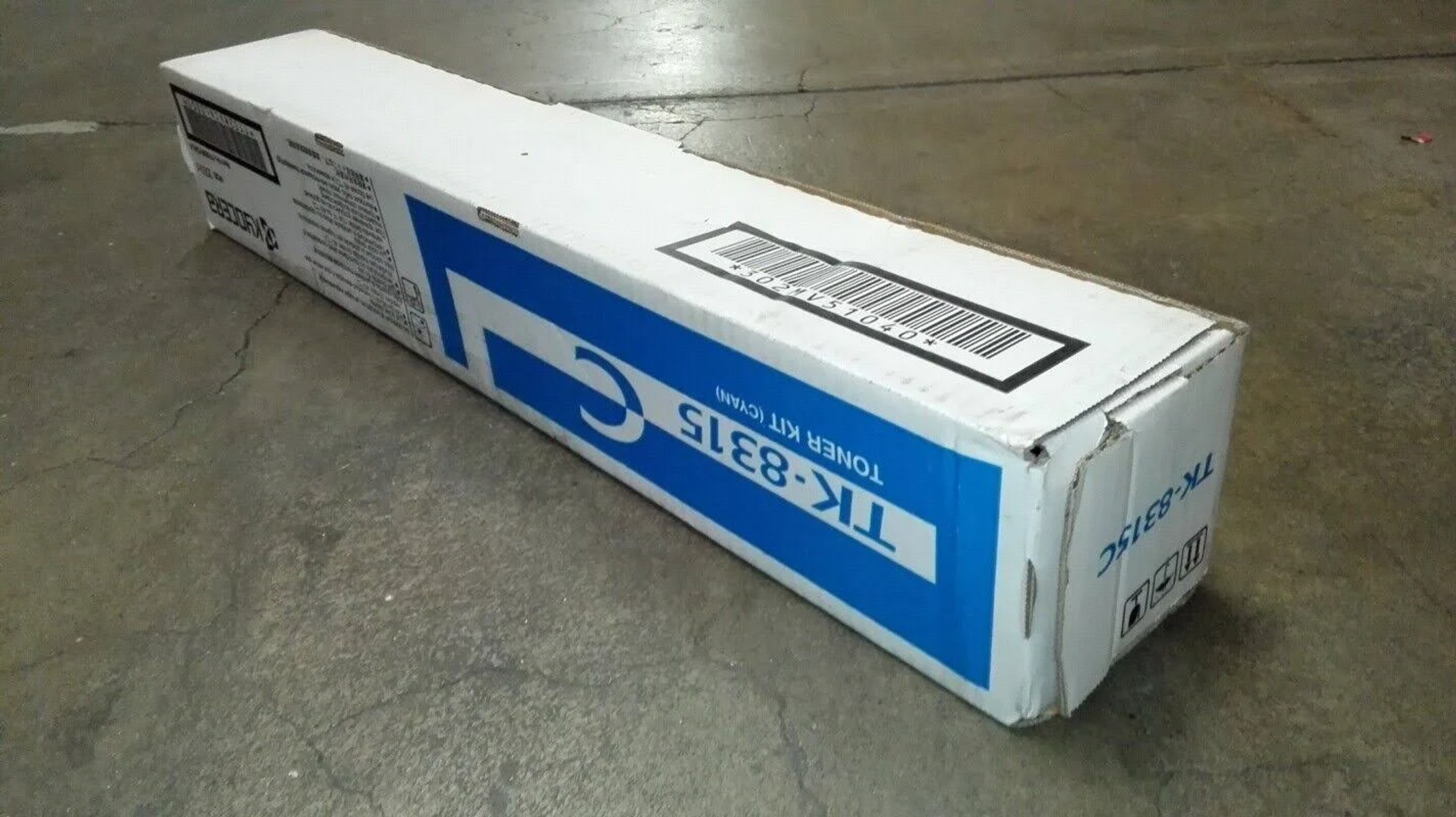 Lange, rechthoekige, witte tonercartridgebox met blauwe tekst.