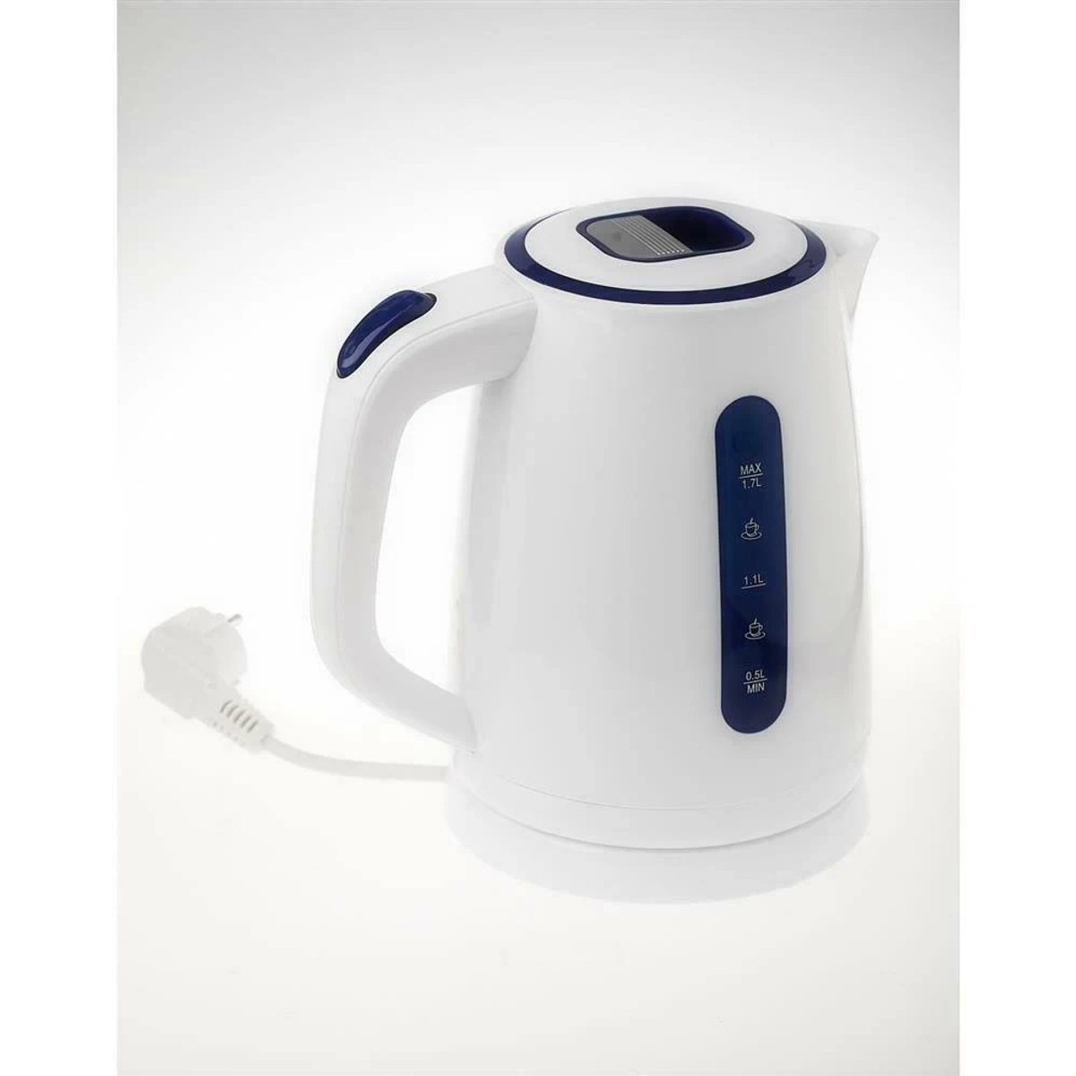 Witte elektrische waterkoker met blauwe accenten en netsnoer op een witte achtergrond.