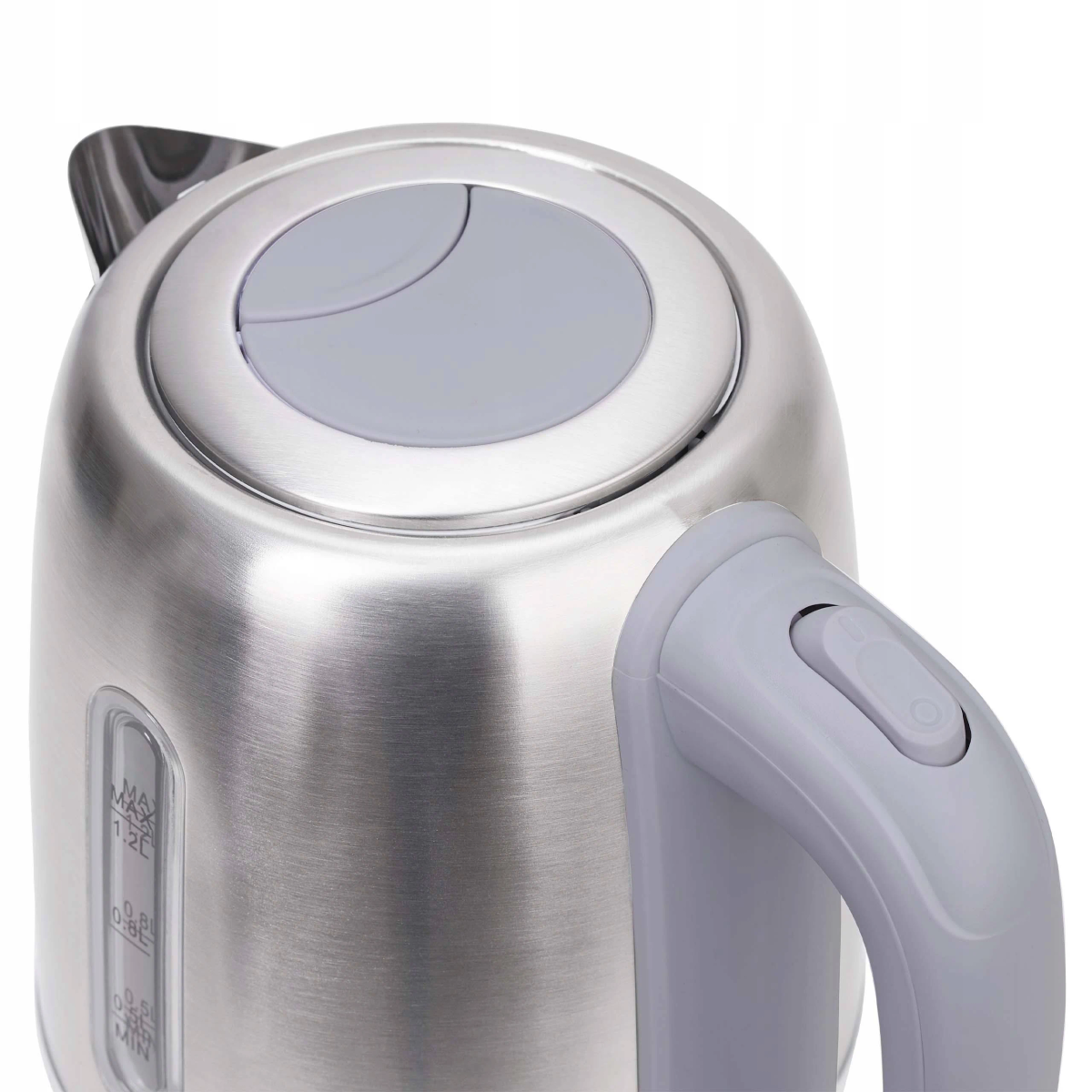 Gros plan sur une bouilloire en acier inoxydable avec couvercle et poignée gris. Indicateur de niveau d'eau visible.