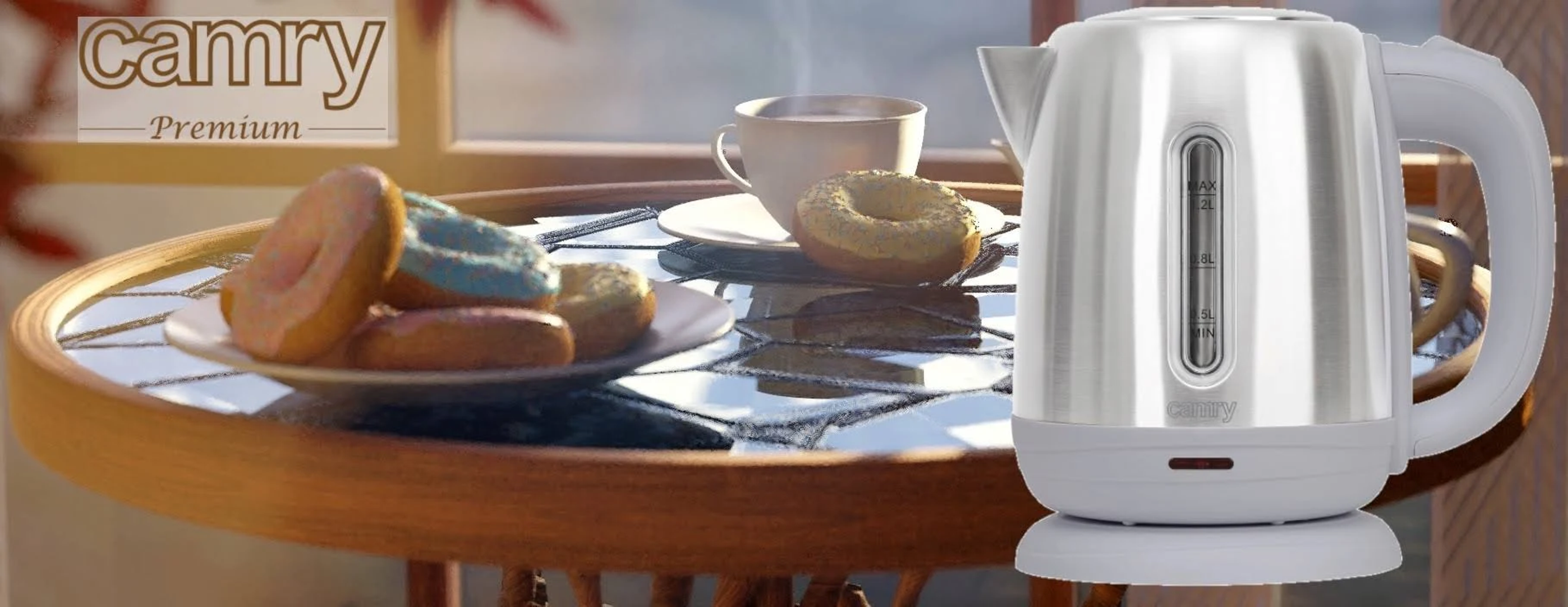 Une bouilloire électrique argentée sur une table avec des beignets, du café et une fenêtre en arrière-plan.