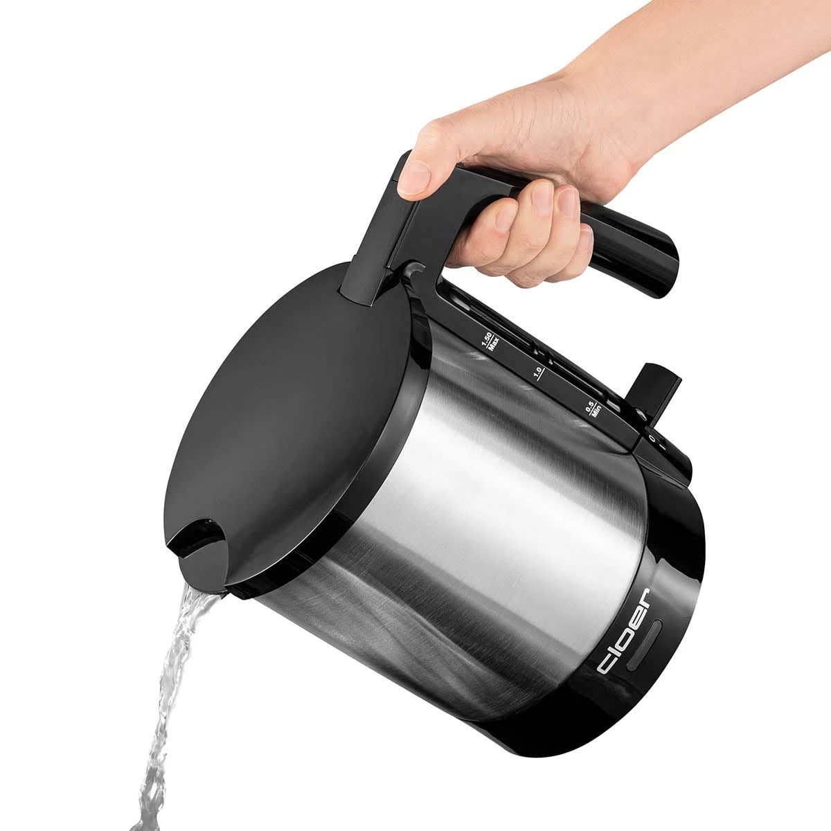Una persona vierte agua de una jarra negra y plateada.