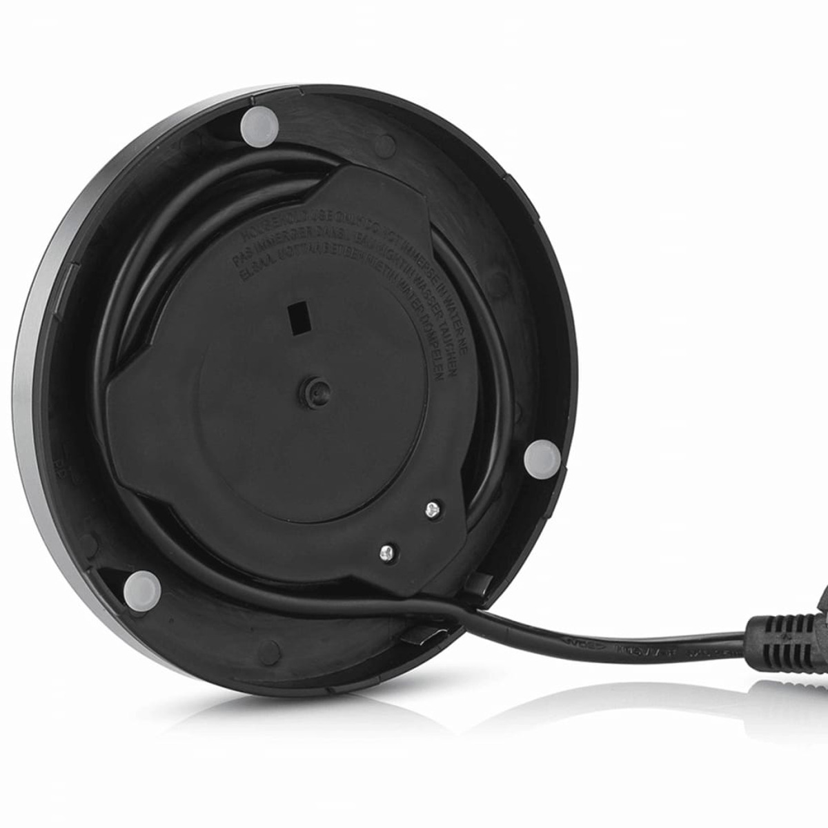 Unteransicht eines Wasserkochers. Schwarze Kunststoffbasis mit Netzkabel und Gummifüßen.