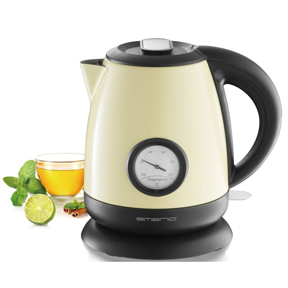 Hervidor eléctrico crema con base y asa negras. Vaso de té y rodaja de lima a la izquierda.