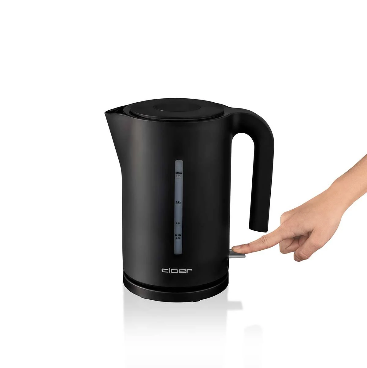 Hervidor eléctrico negro con alguien presionando el botón de encendido lateral.
