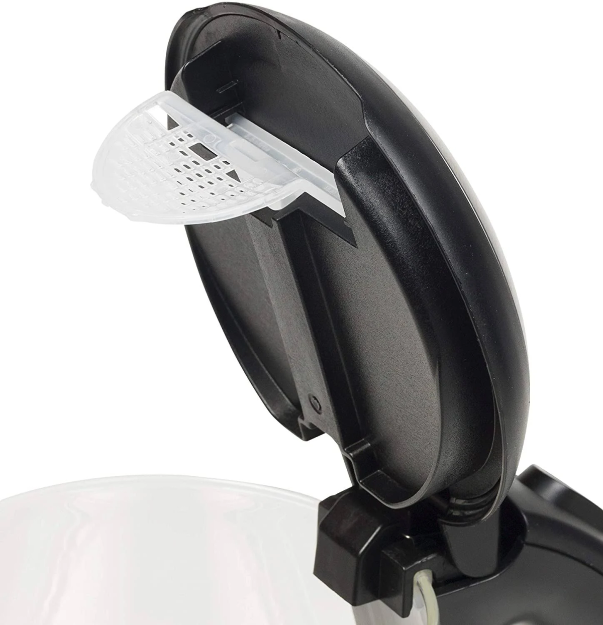 Czarna pokrywa kosza na śmieci, otwarta, aby odsłonić biały filtr w środku.