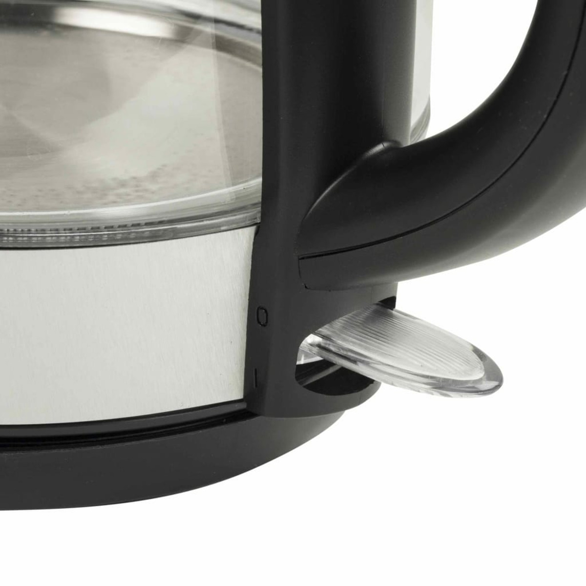 Zbliżenie uchwytu czajnika, pokazujące przezroczystą, plastikową dźwignię z boku.