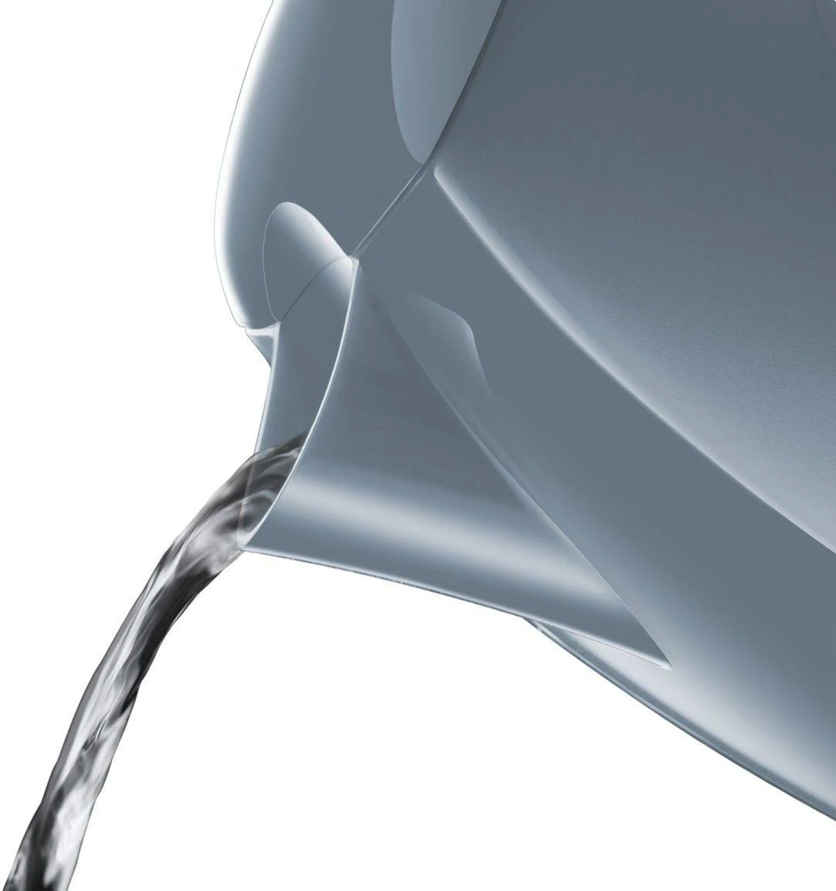 Przezroczysty płyn wylewający się z jasnoszarego dzbanka. Widoczny dzióbek dzbanka.