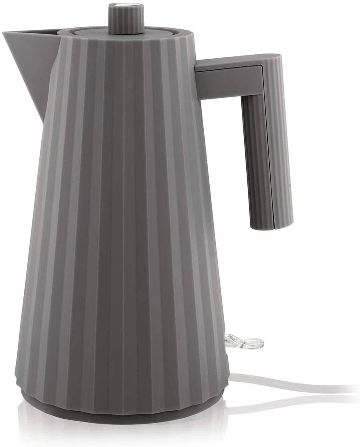 Hervidor eléctrico gris acanalado. Tiene un pico, asa y cable de alimentación.