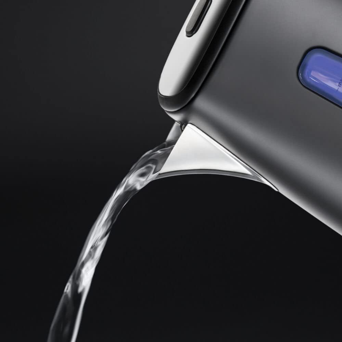 Zbliżenie czajnika elektrycznego nalewającego wodę.